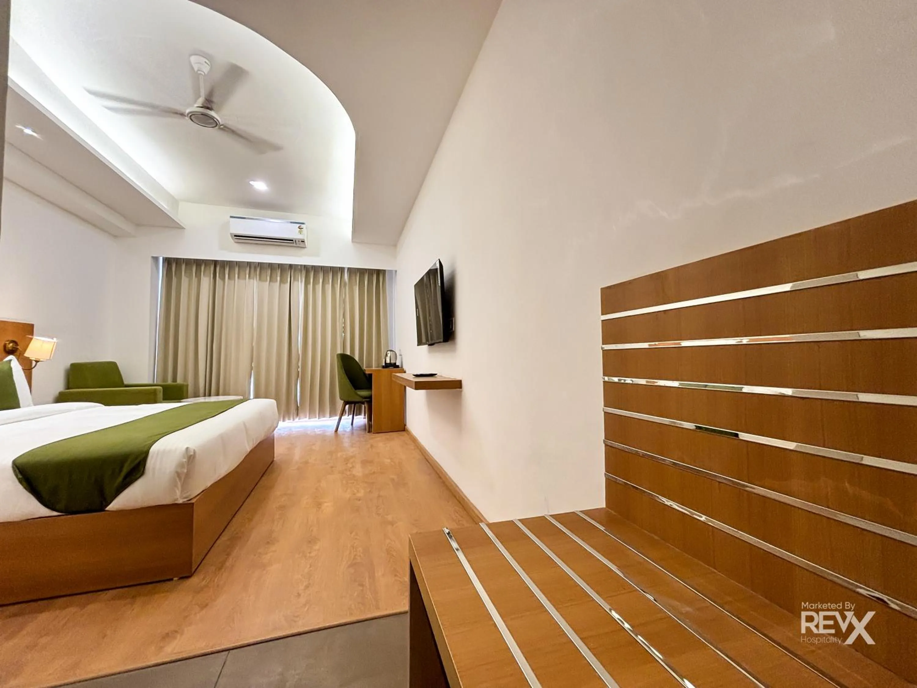 Photo of the whole room, Bed in Oak Leaf Hotel