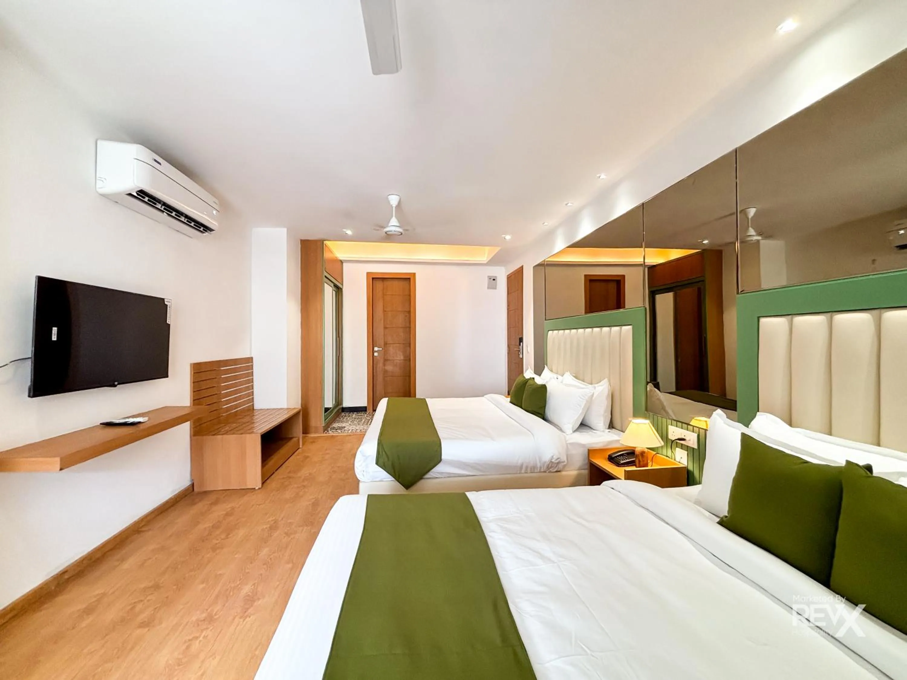 TV and multimedia, Bed in Oak Leaf Hotel