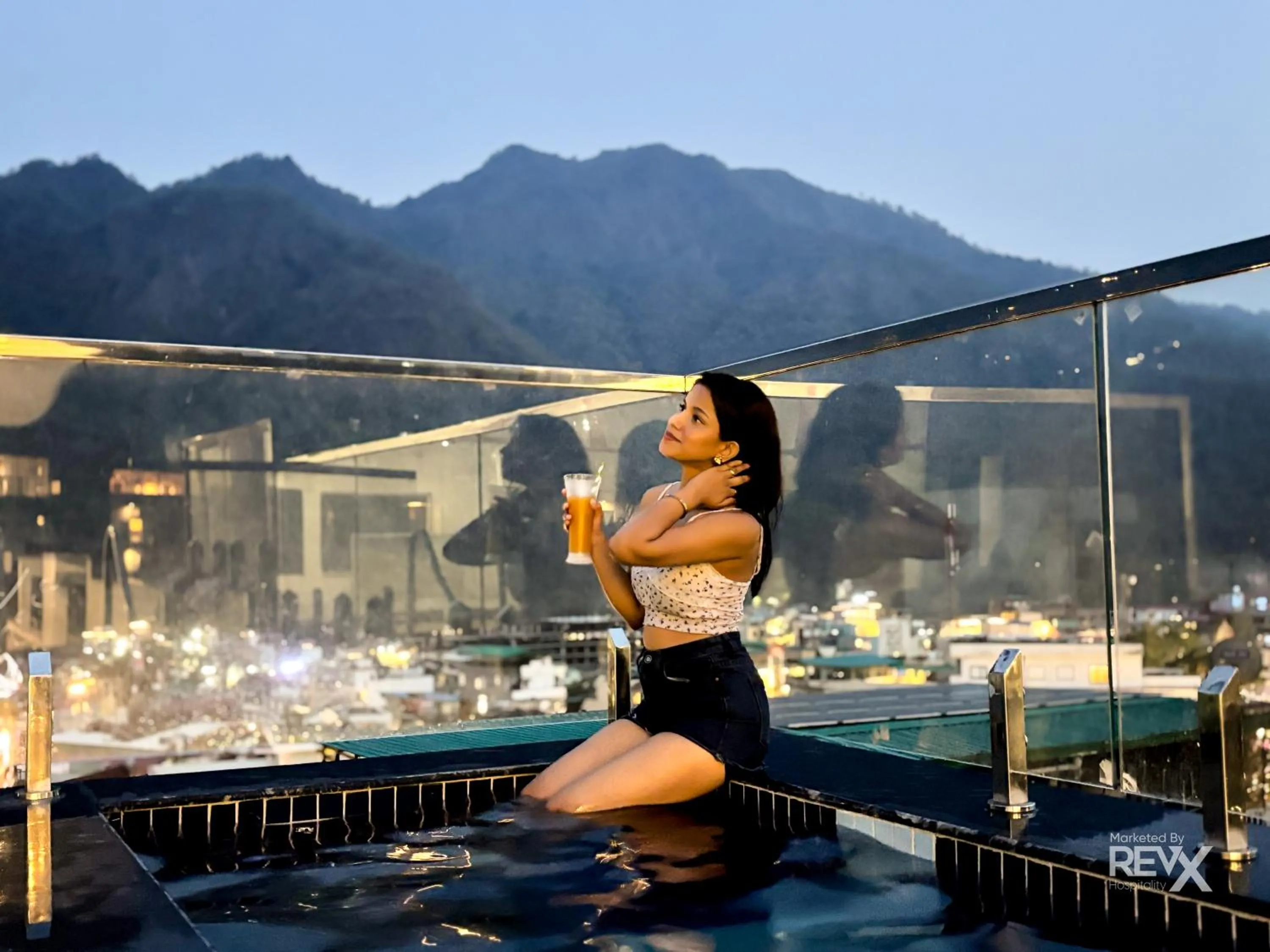 Swimming pool in Oak Leaf Hotel