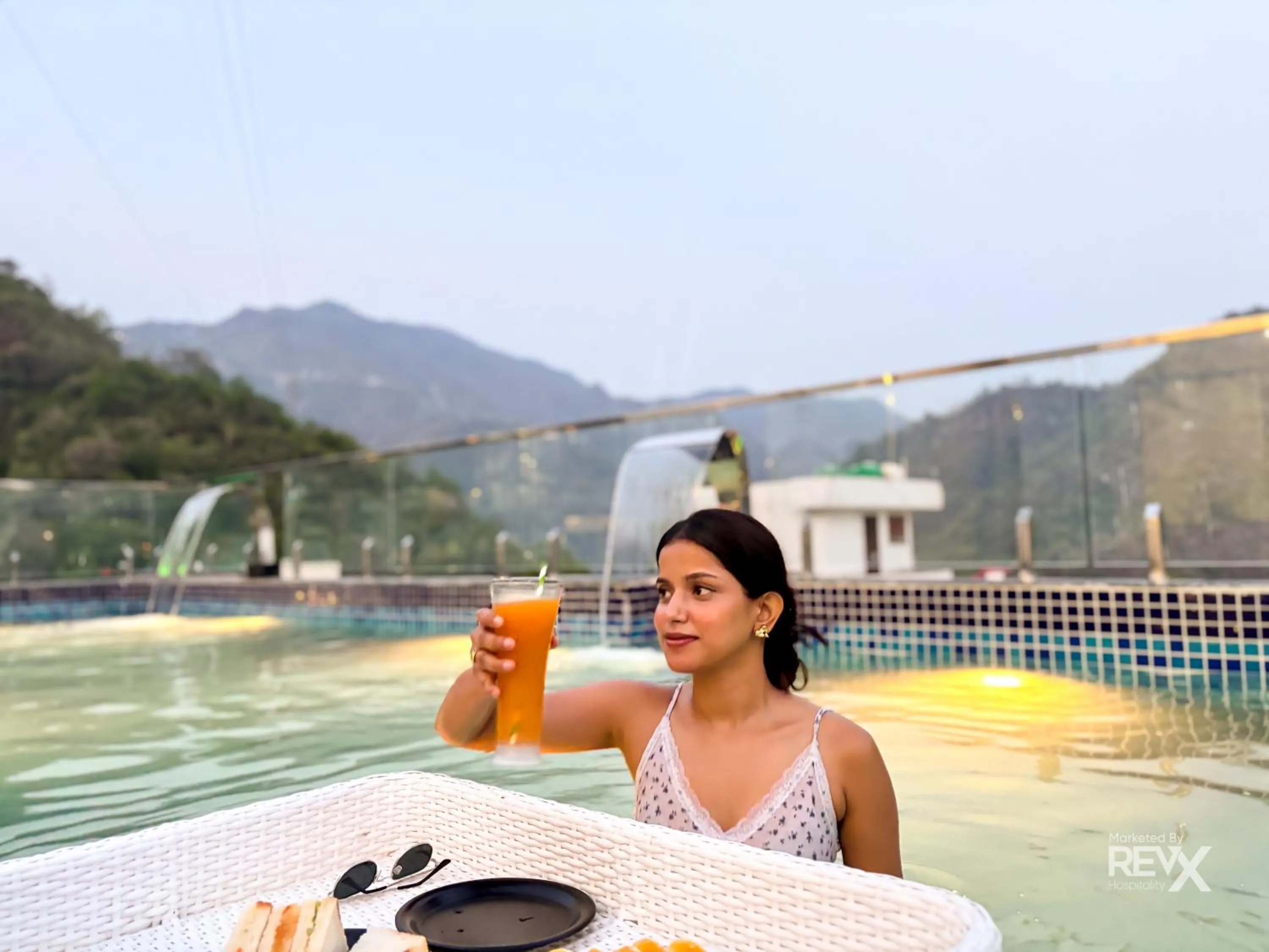 Swimming pool in Oak Leaf Hotel