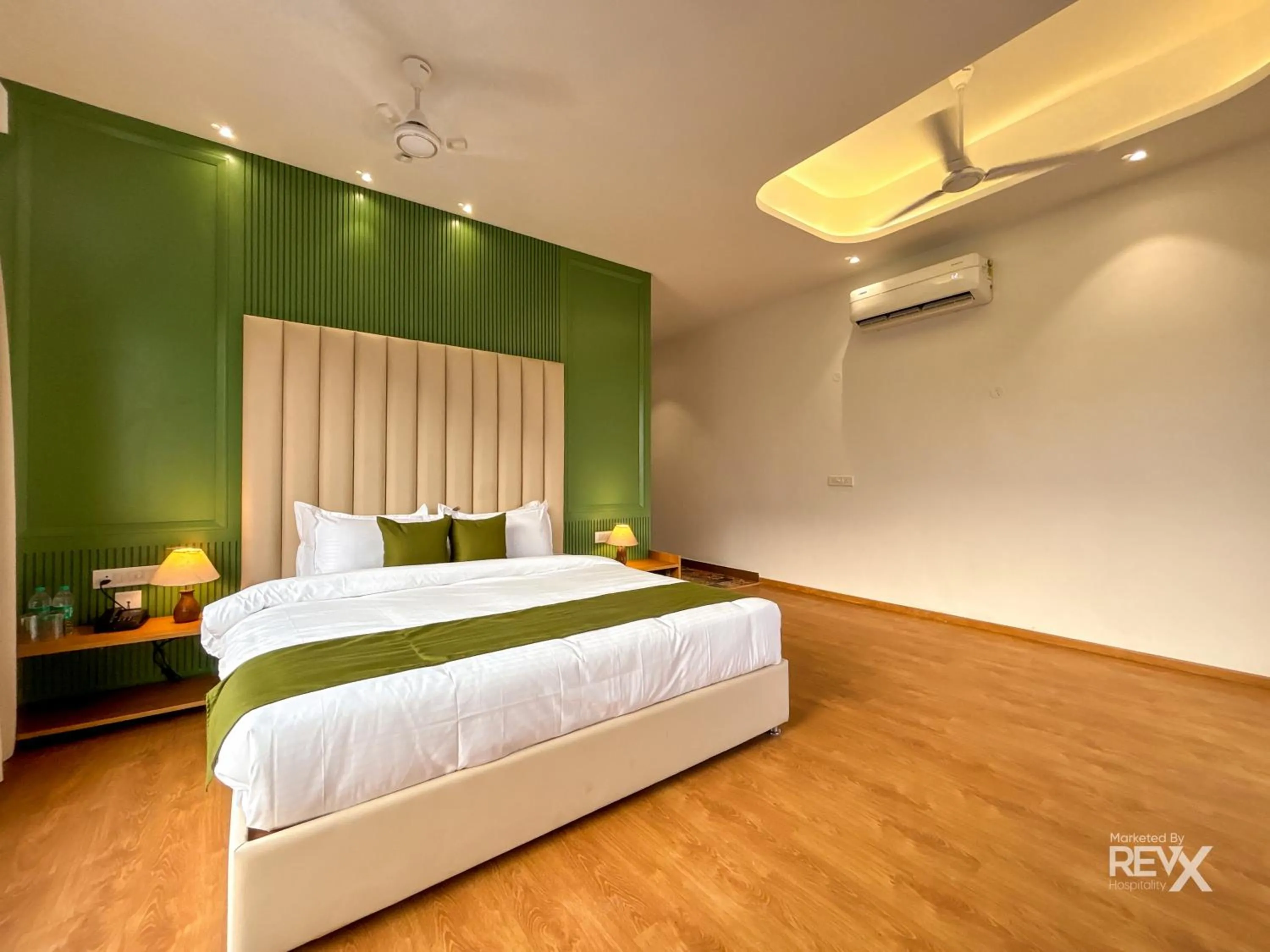 Bedroom, Bed in Oak Leaf Hotel