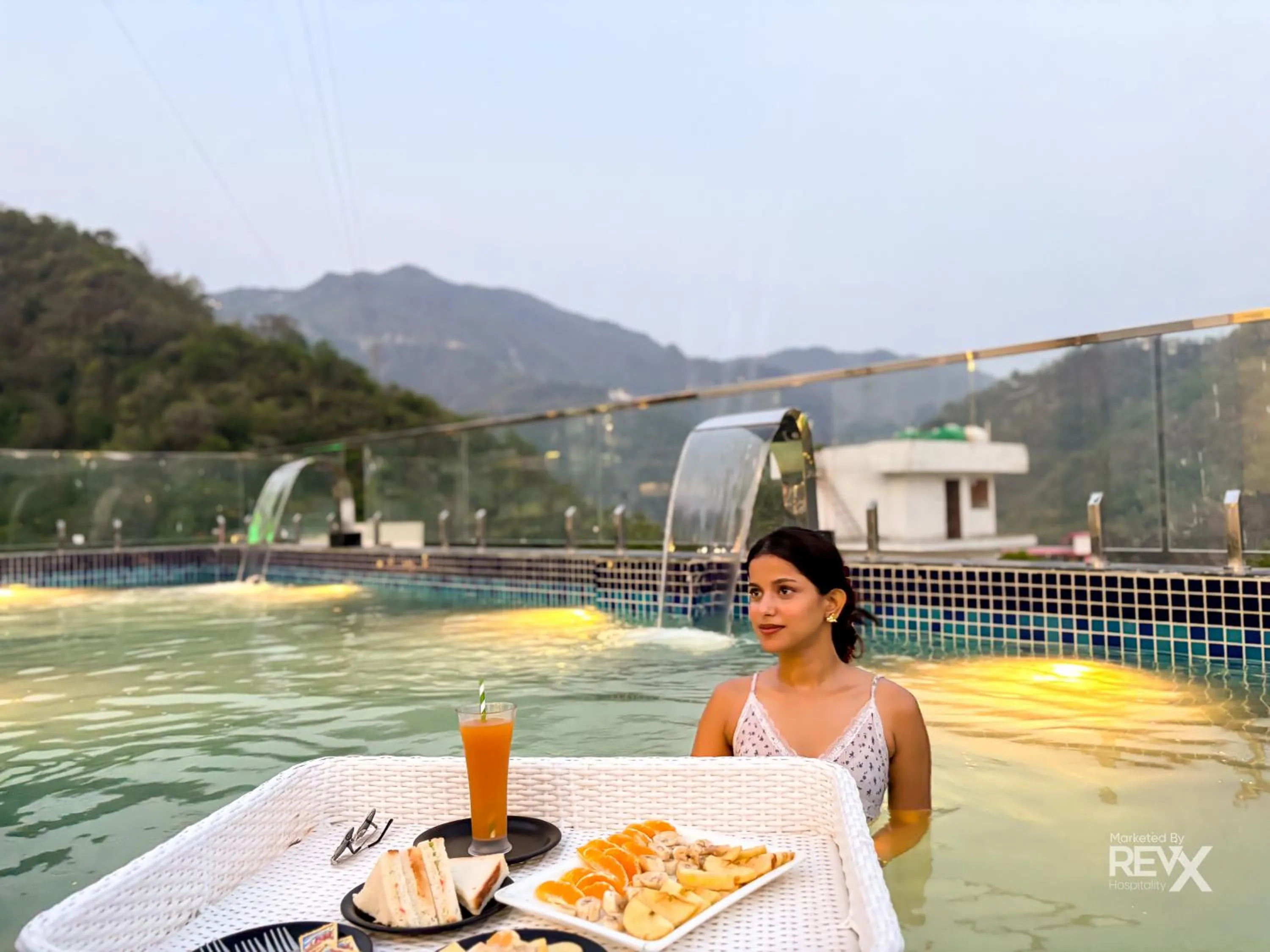 Swimming pool in Oak Leaf Hotel