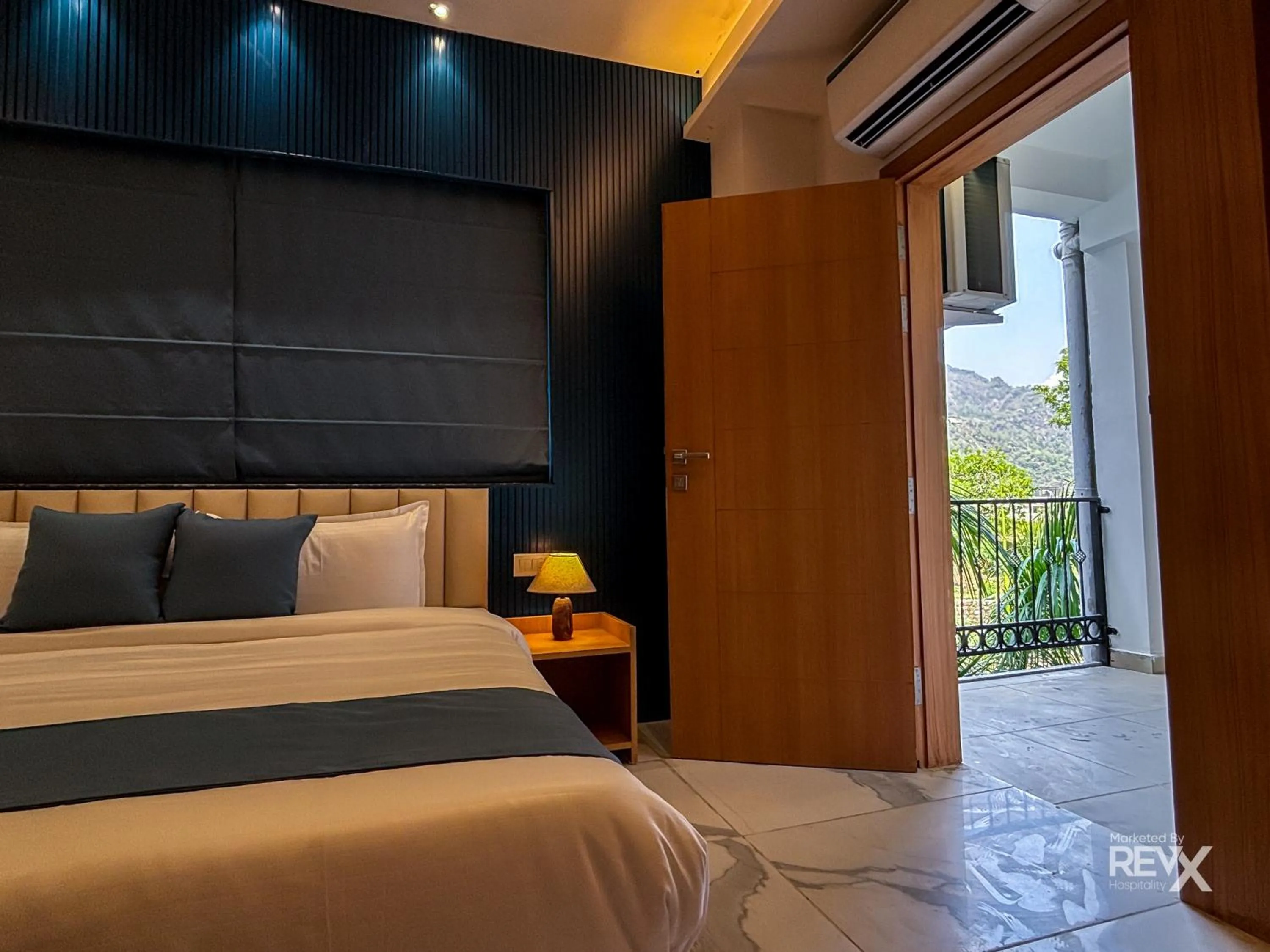 Balcony/Terrace, Bed in Oak Leaf Hotel