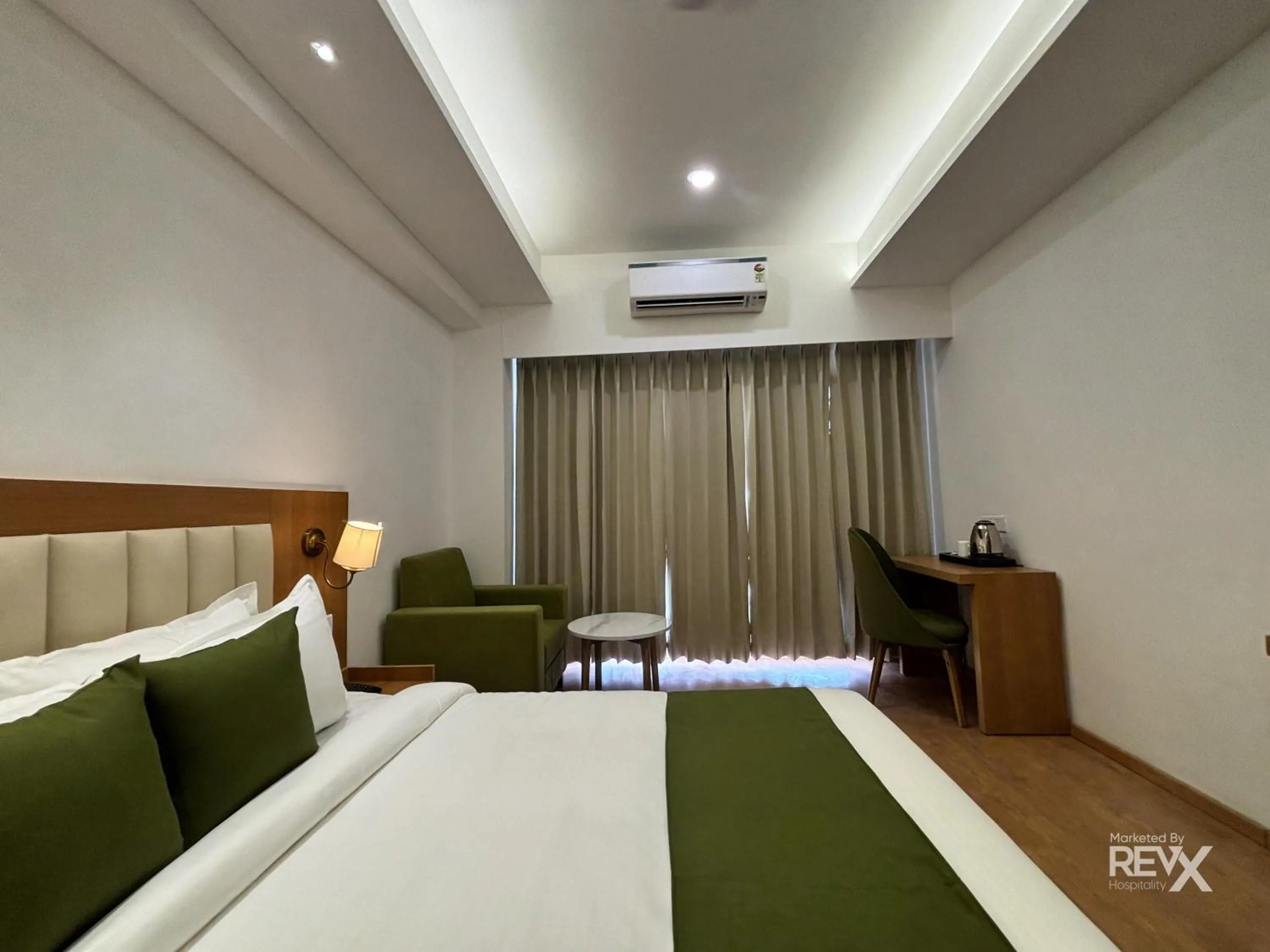 Photo of the whole room, Bed in Oak Leaf Hotel