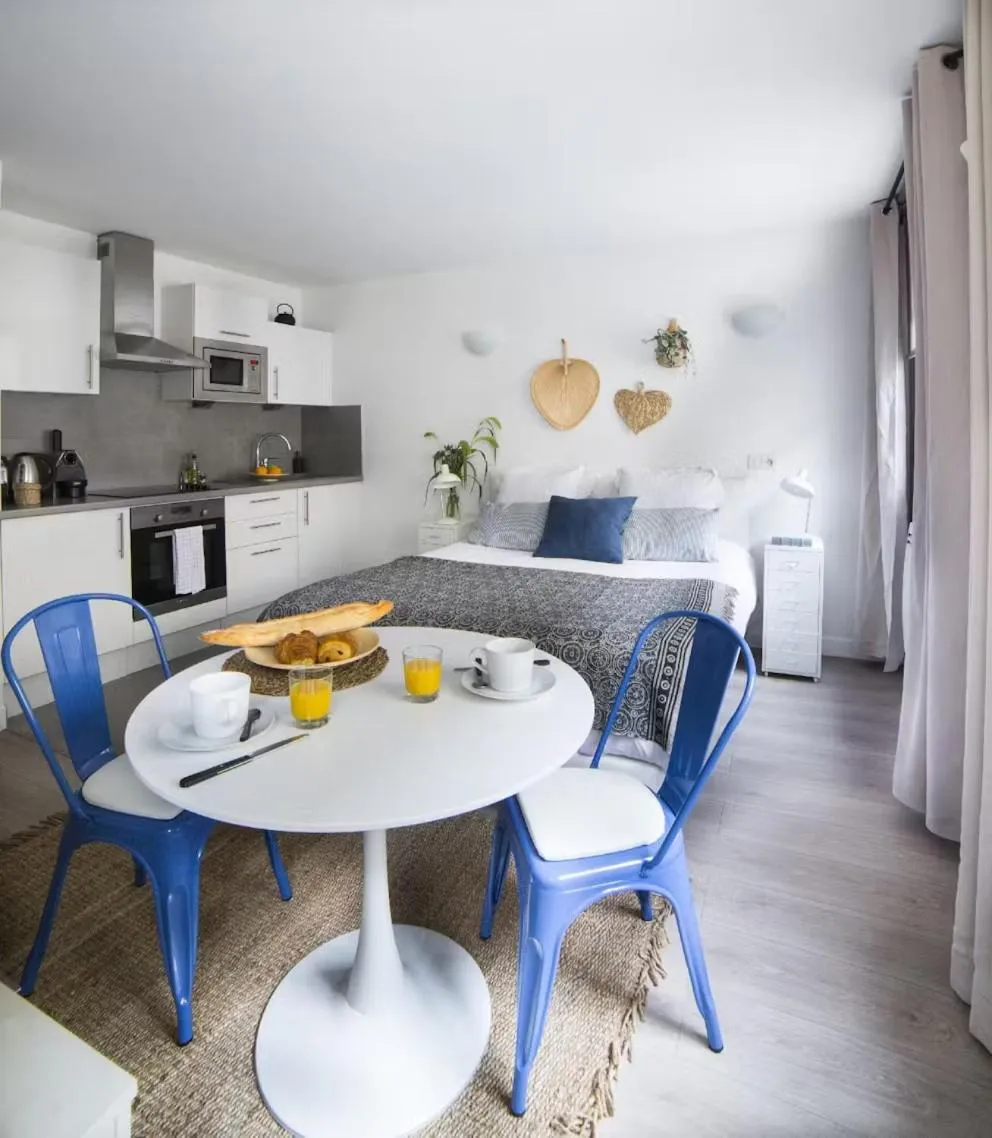 Bedroom in Appartements - Le Logis Versaillais