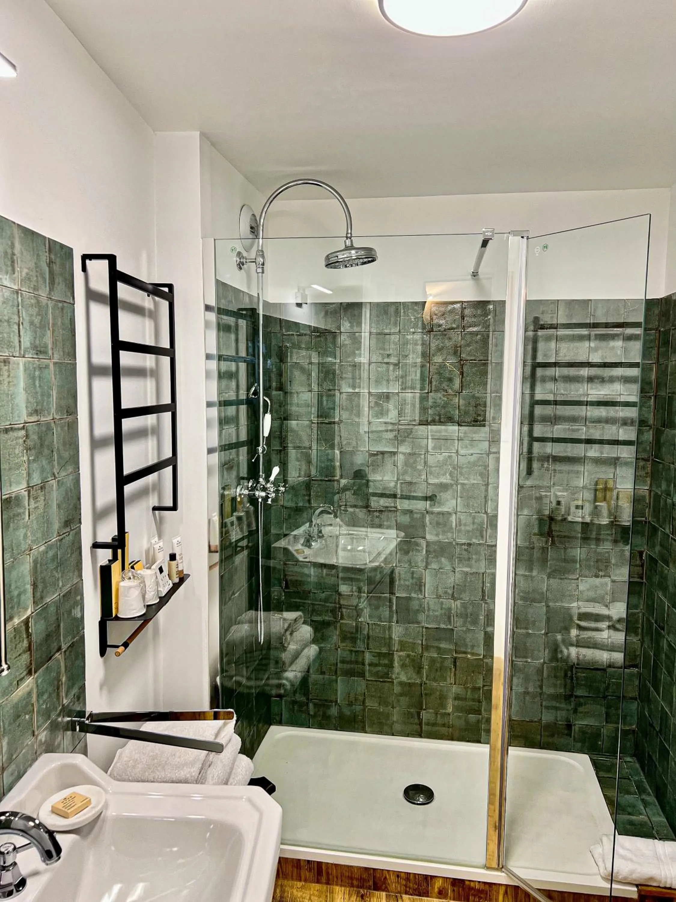 Bathroom in Hôtel des Basses Pyrénées - Bayonne