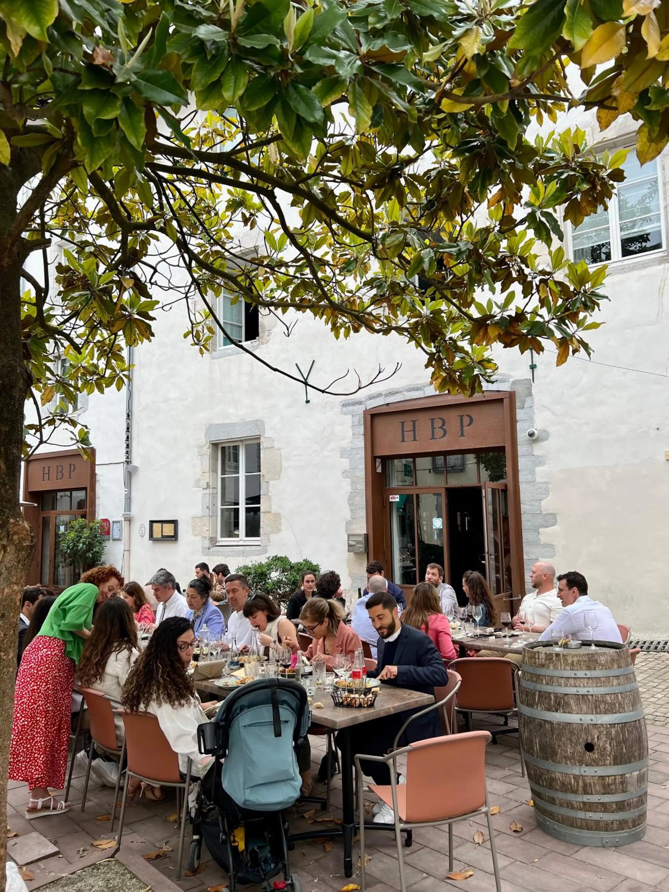 Patio in Hôtel des Basses Pyrénées - Bayonne