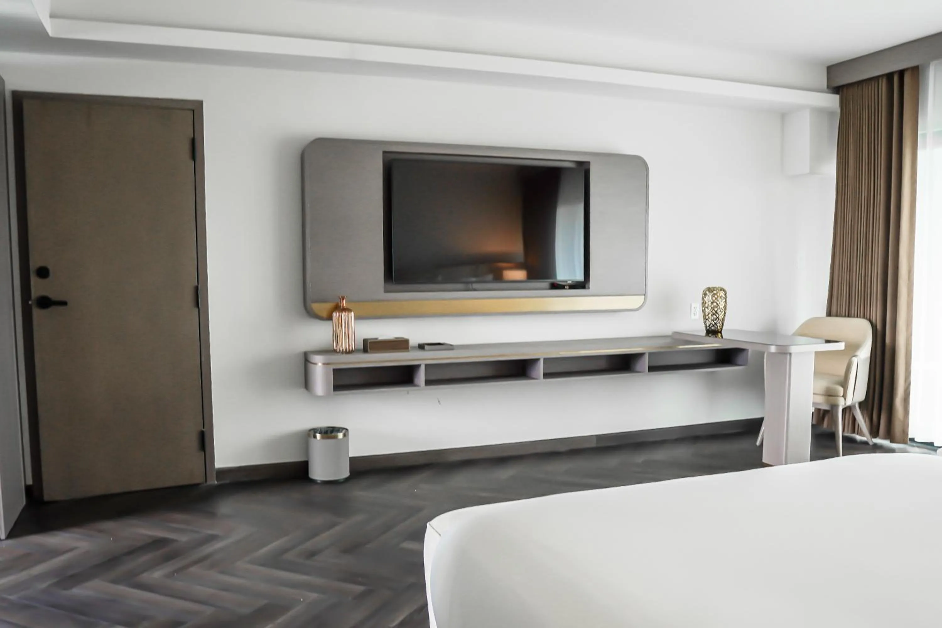 TV and multimedia, Bed in Barley House Hotel, Trademark Collection by Wyndham