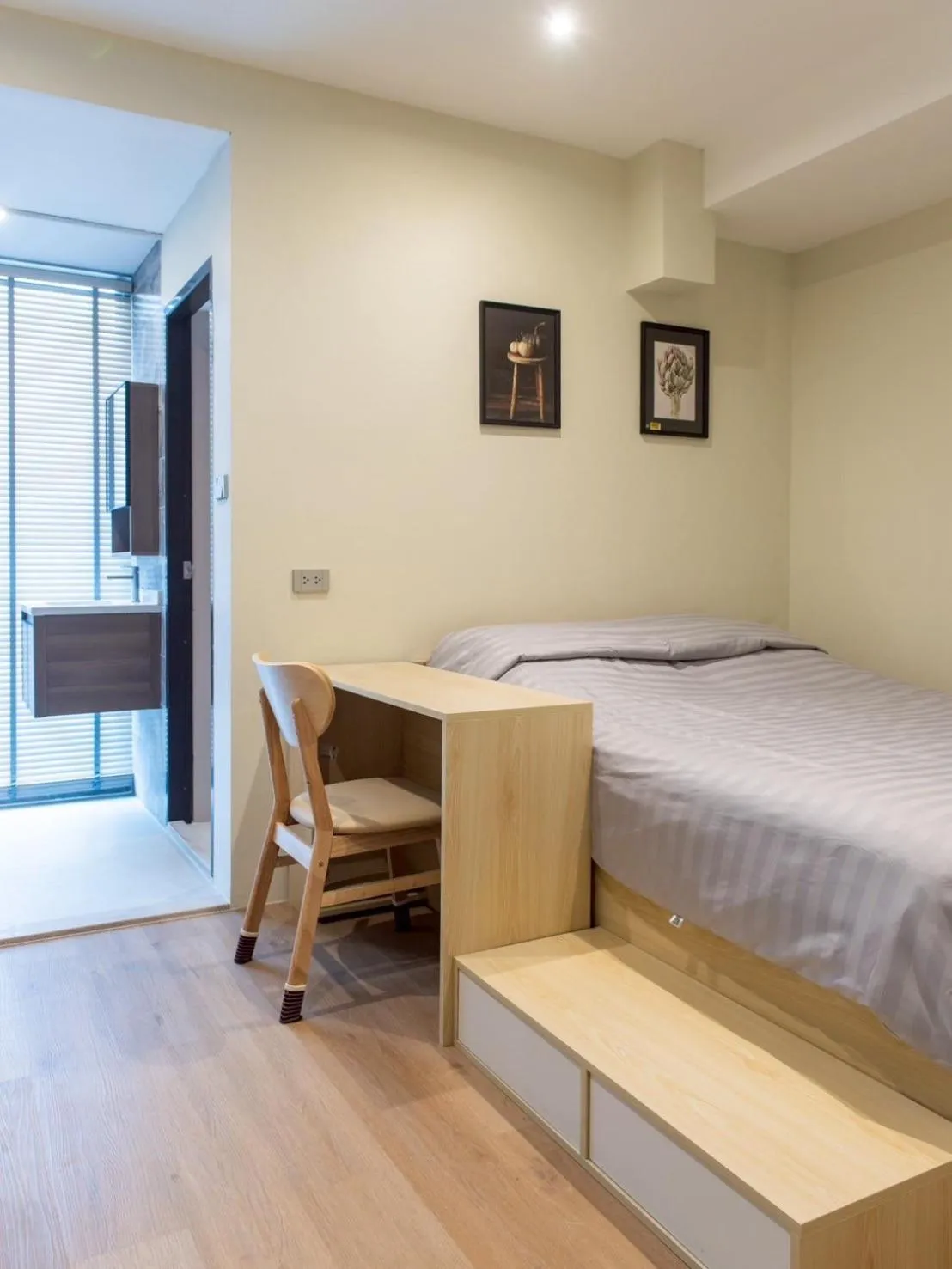 Photo of the whole room, Bed in Shizuka House - 500 m walk to BTS Phrom Phong