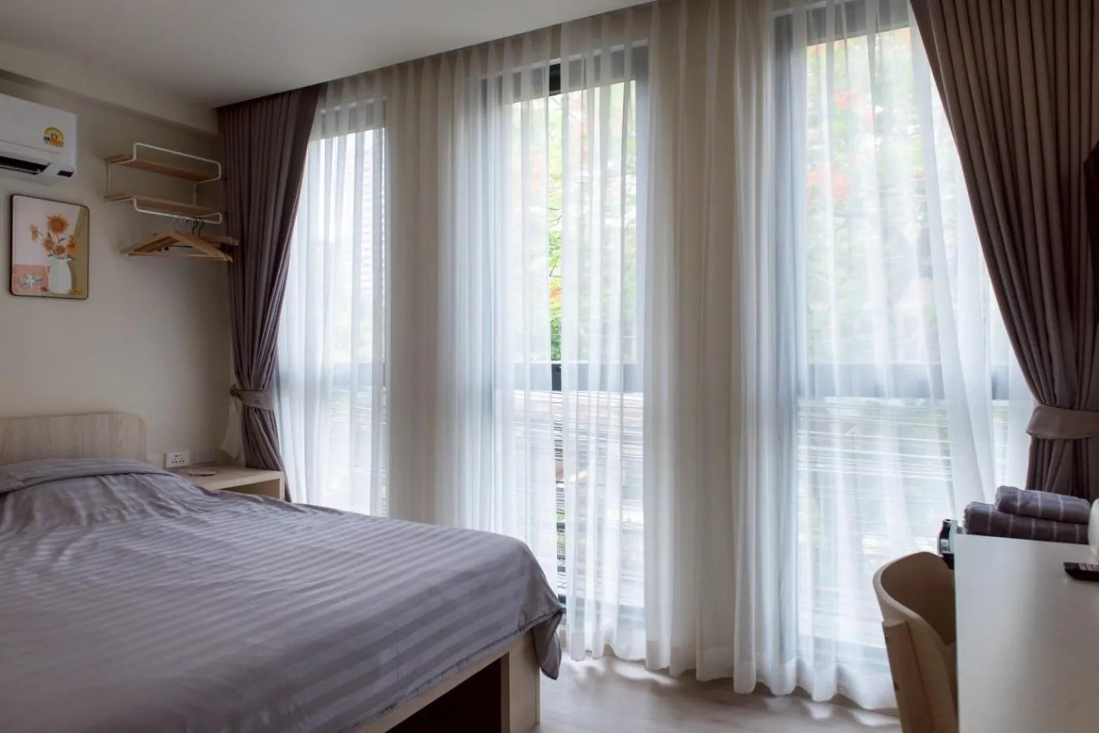 Photo of the whole room, Bed in Shizuka House - 500 m walk to BTS Phrom Phong