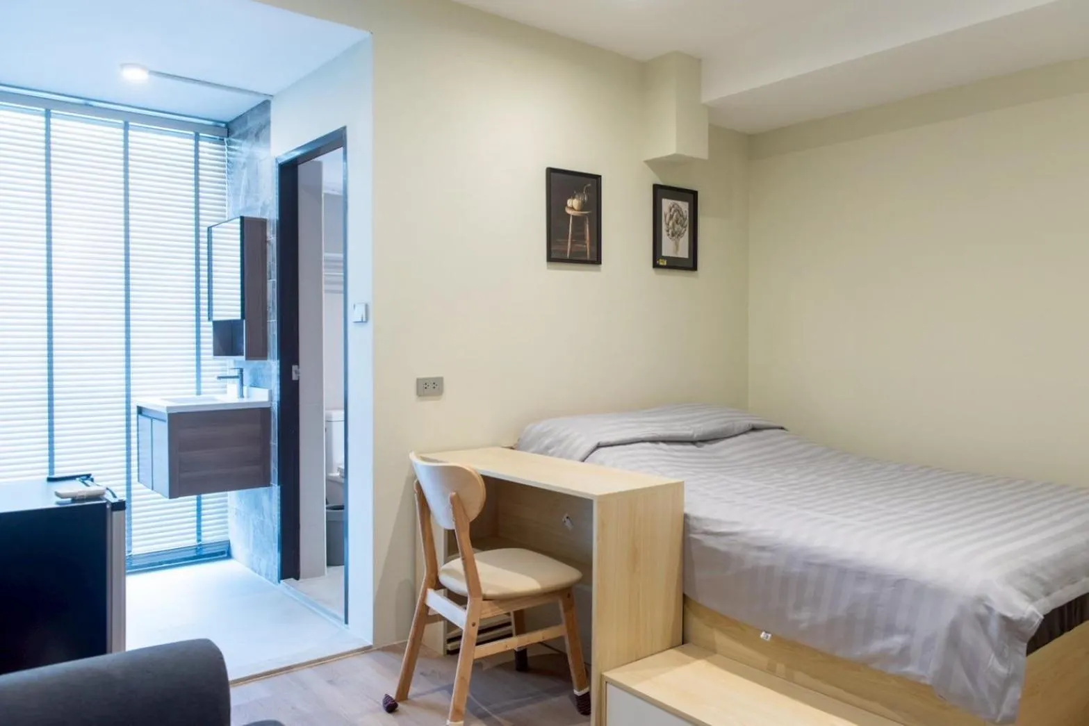 Living room, Bed in Shizuka House - 500 m walk to BTS Phrom Phong