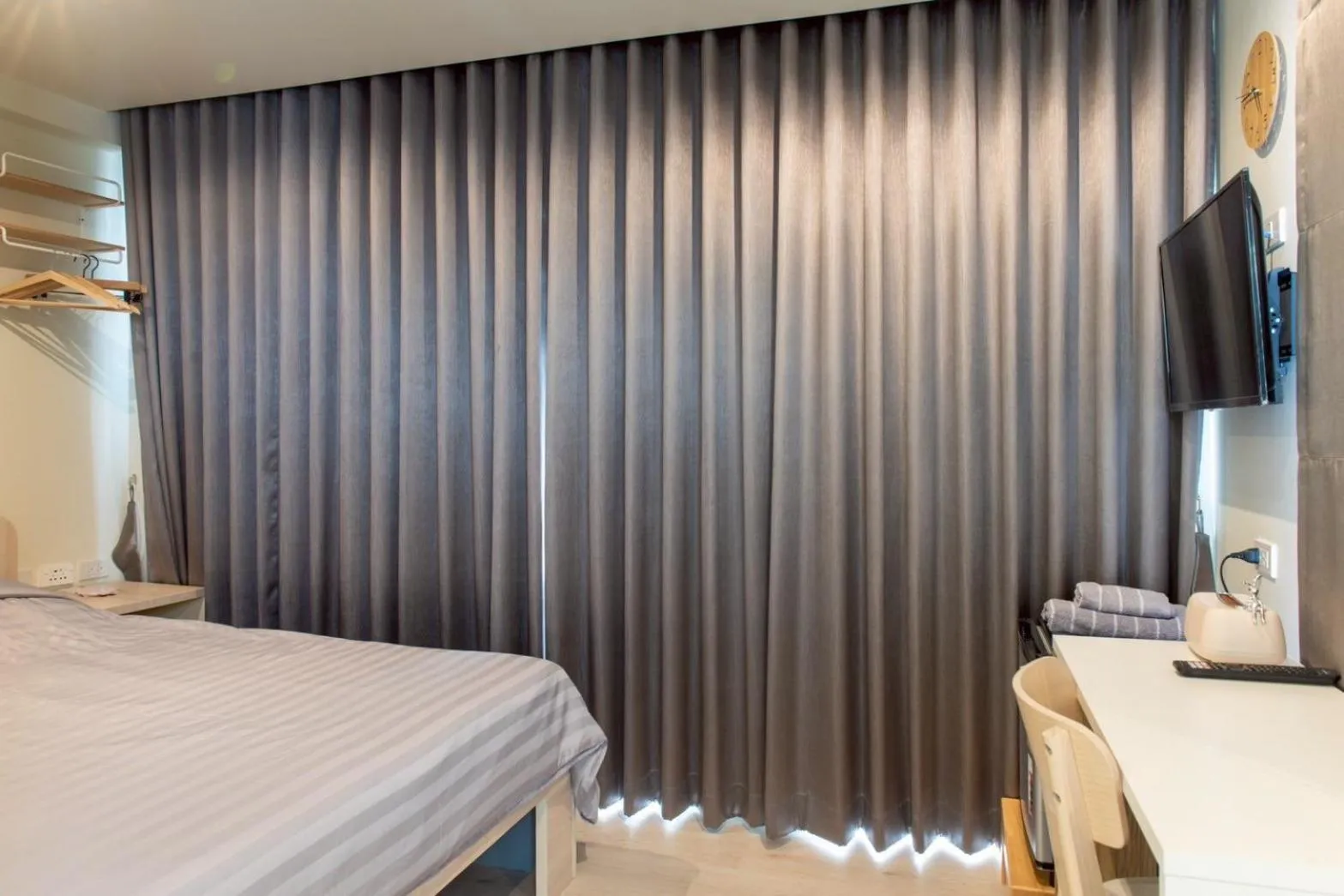 Photo of the whole room, Bed in Shizuka House - 500 m walk to BTS Phrom Phong