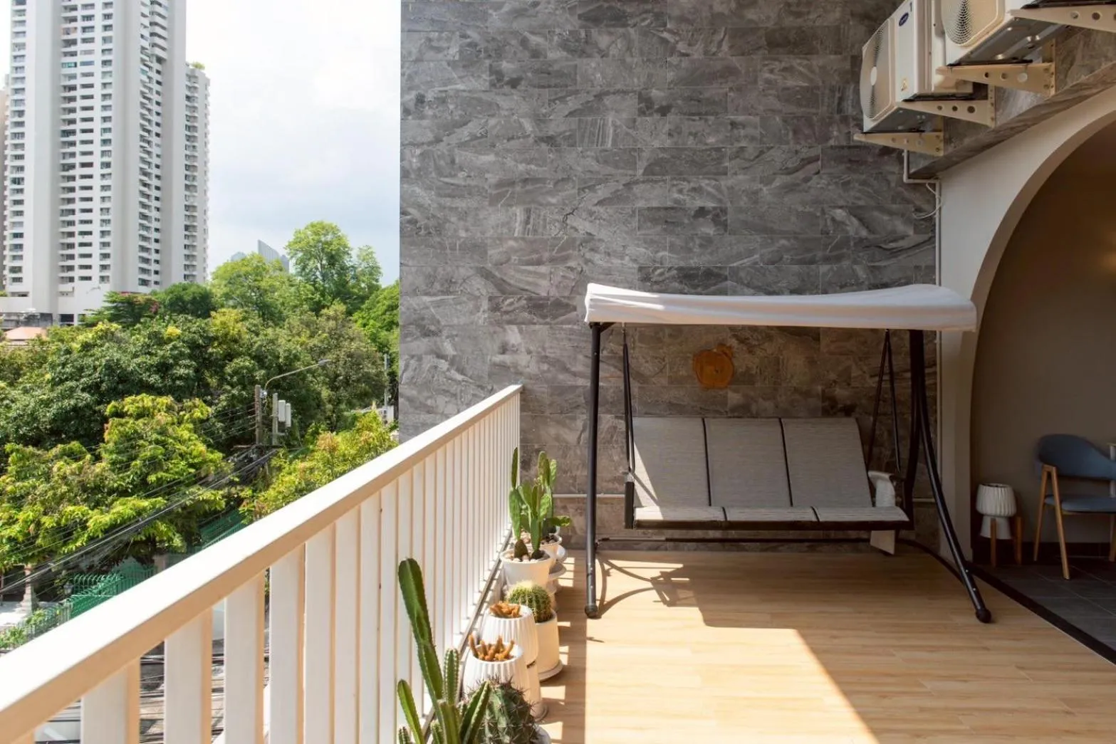 Patio in Shizuka House - 500 m walk to BTS Phrom Phong
