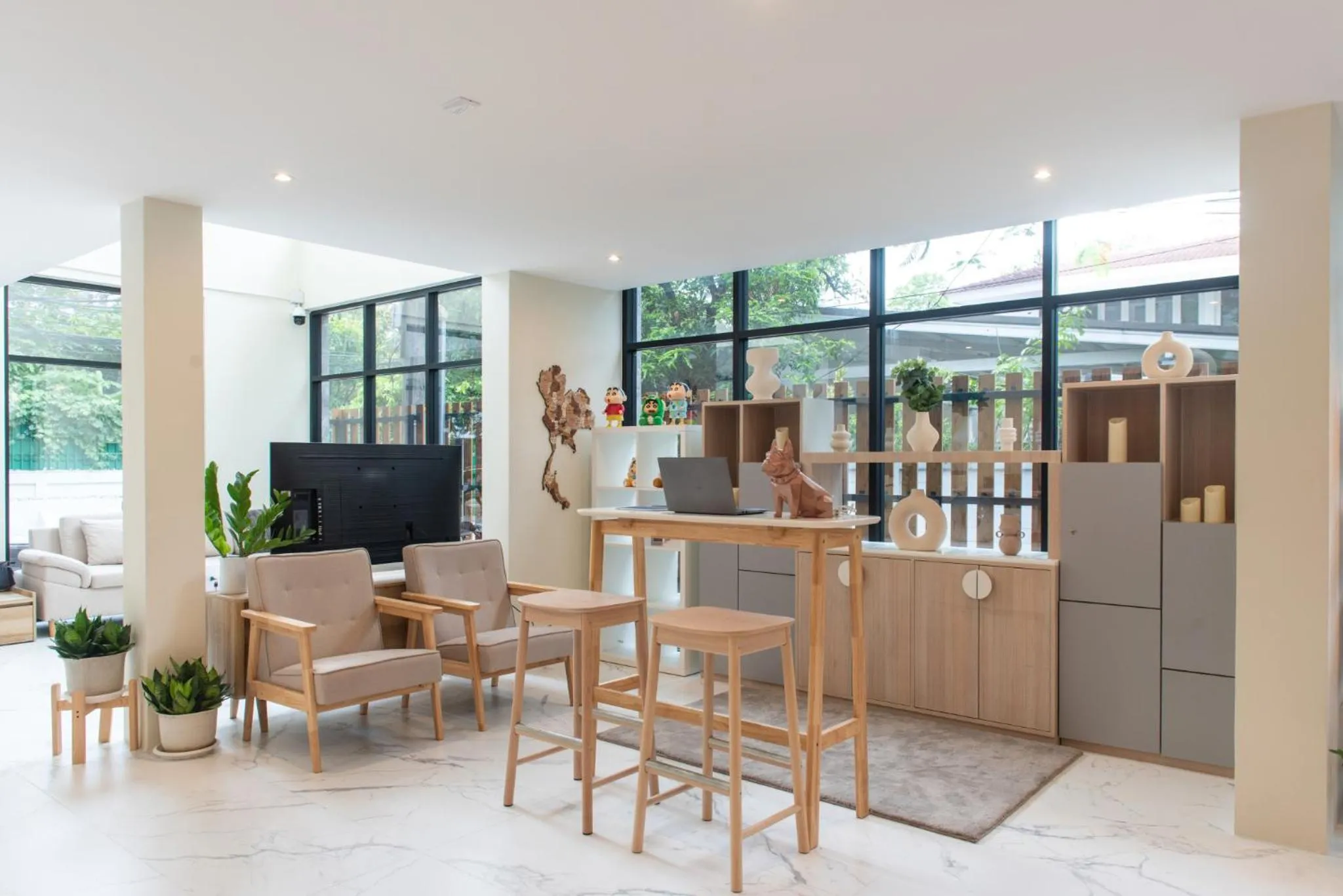 Food and drinks in Shizuka House - 500 m walk to BTS Phrom Phong