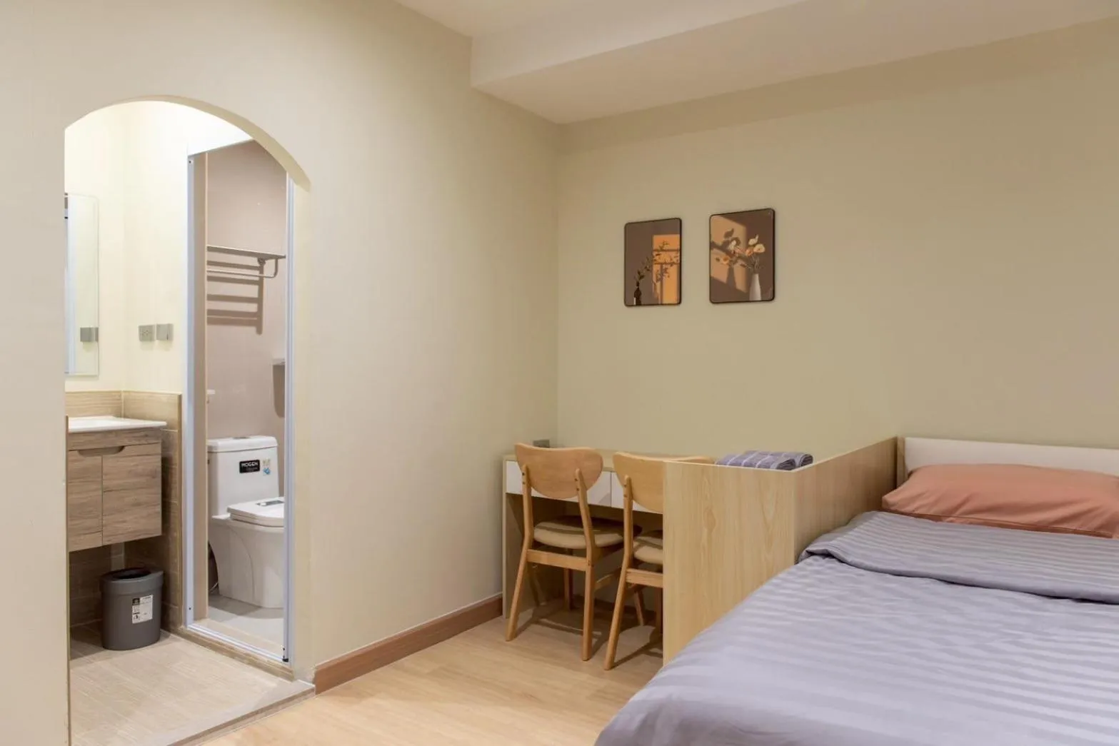 Photo of the whole room, Bed in Shizuka House - 500 m walk to BTS Phrom Phong