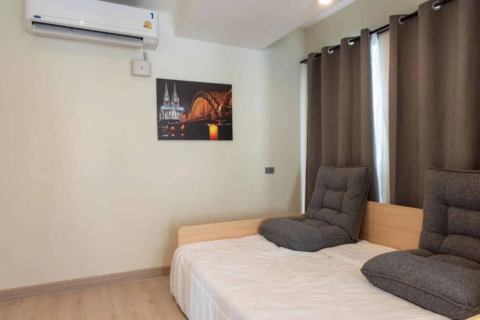 Photo of the whole room, Bed in Shizuka House - 500 m walk to BTS Phrom Phong