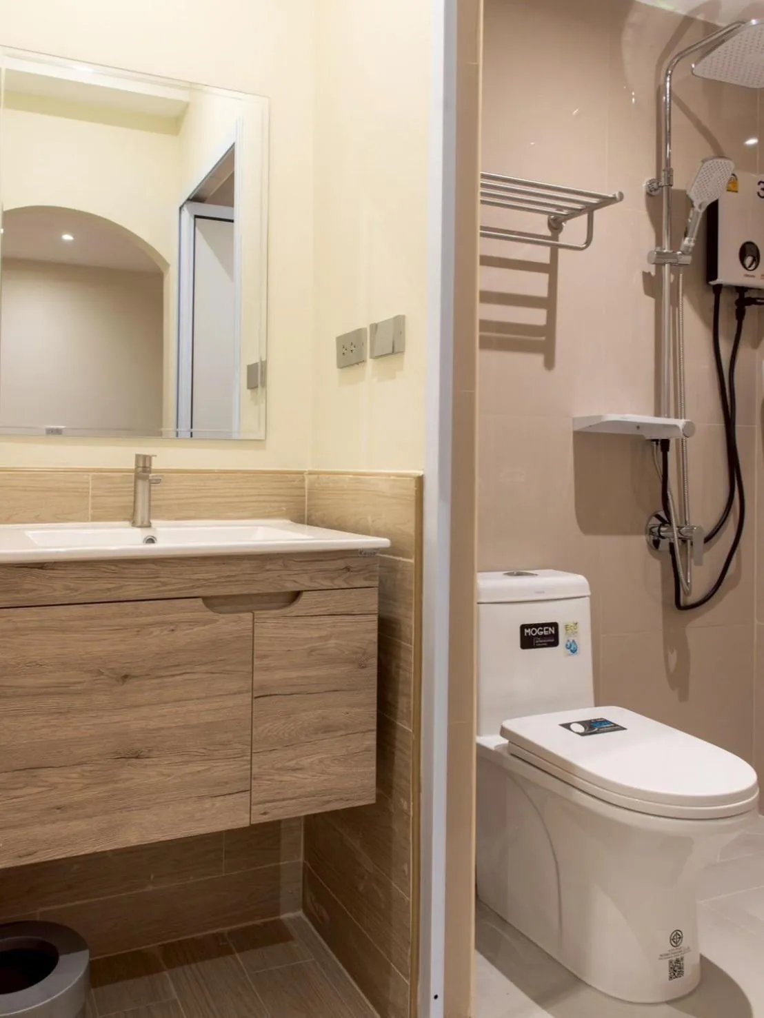 Bathroom in Shizuka House - 500 m walk to BTS Phrom Phong