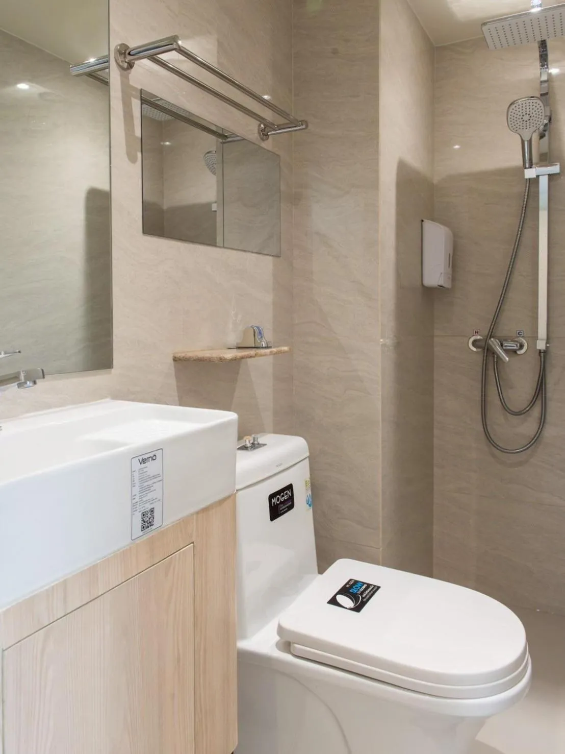 Bathroom in Shizuka House - 500 m walk to BTS Phrom Phong