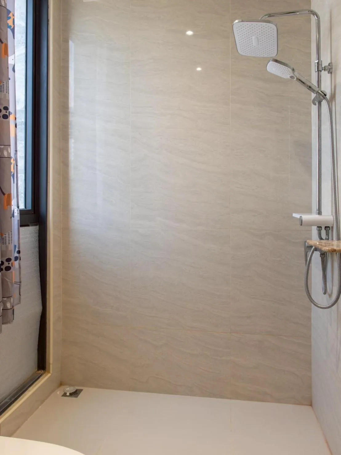 Shower in Shizuka House - 500 m walk to BTS Phrom Phong