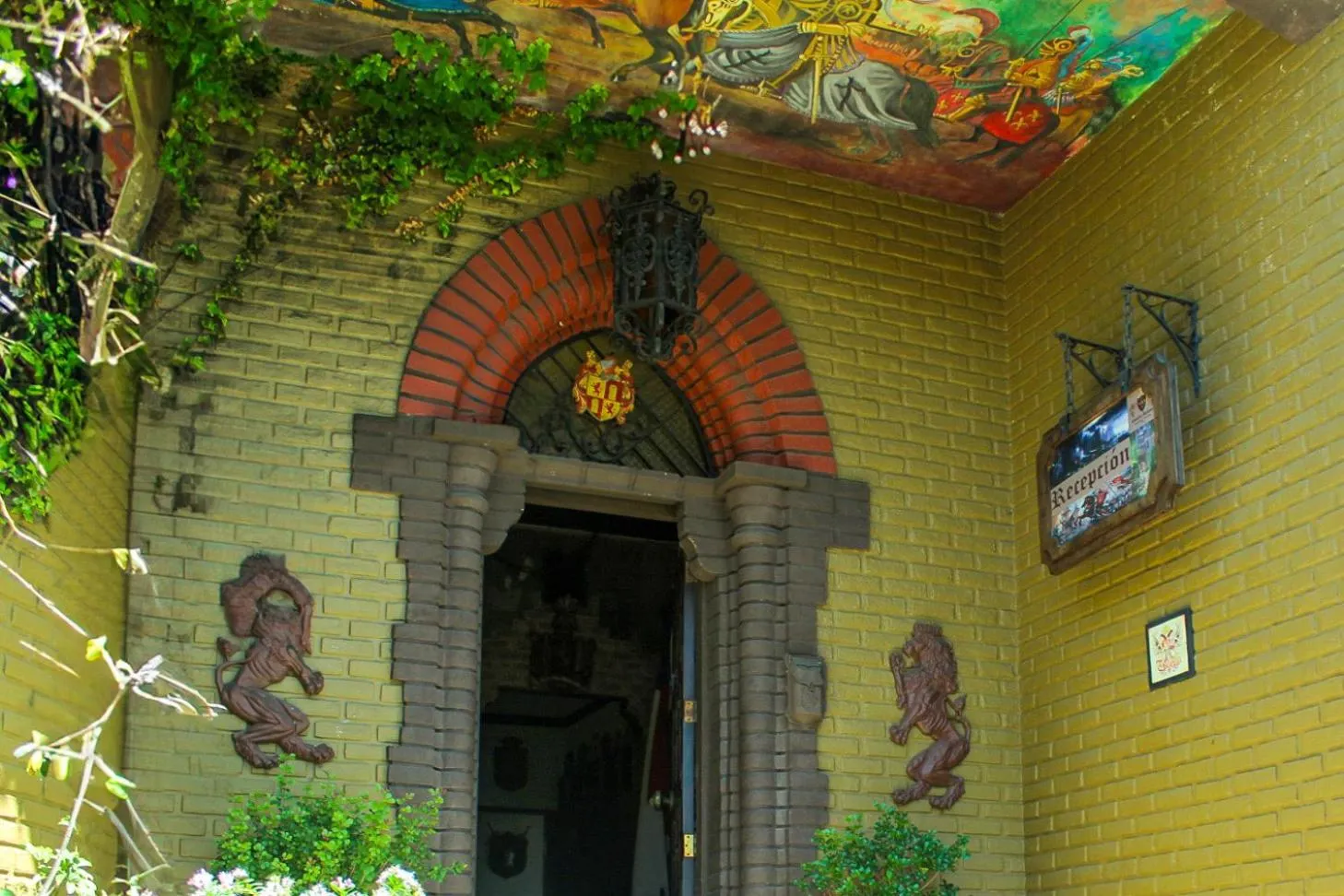 Facade/entrance in Castillo Medieval