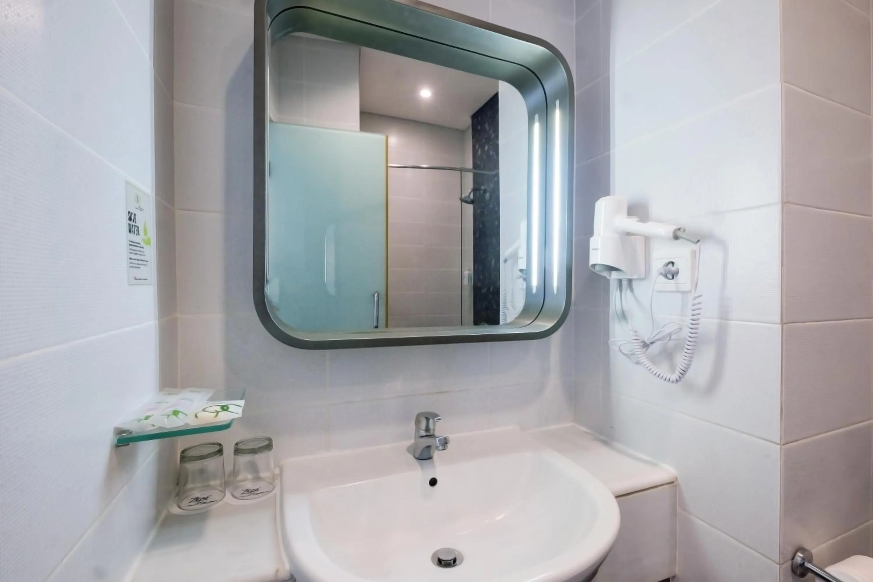 Zest Jemursari by Swiss-Belhotel International