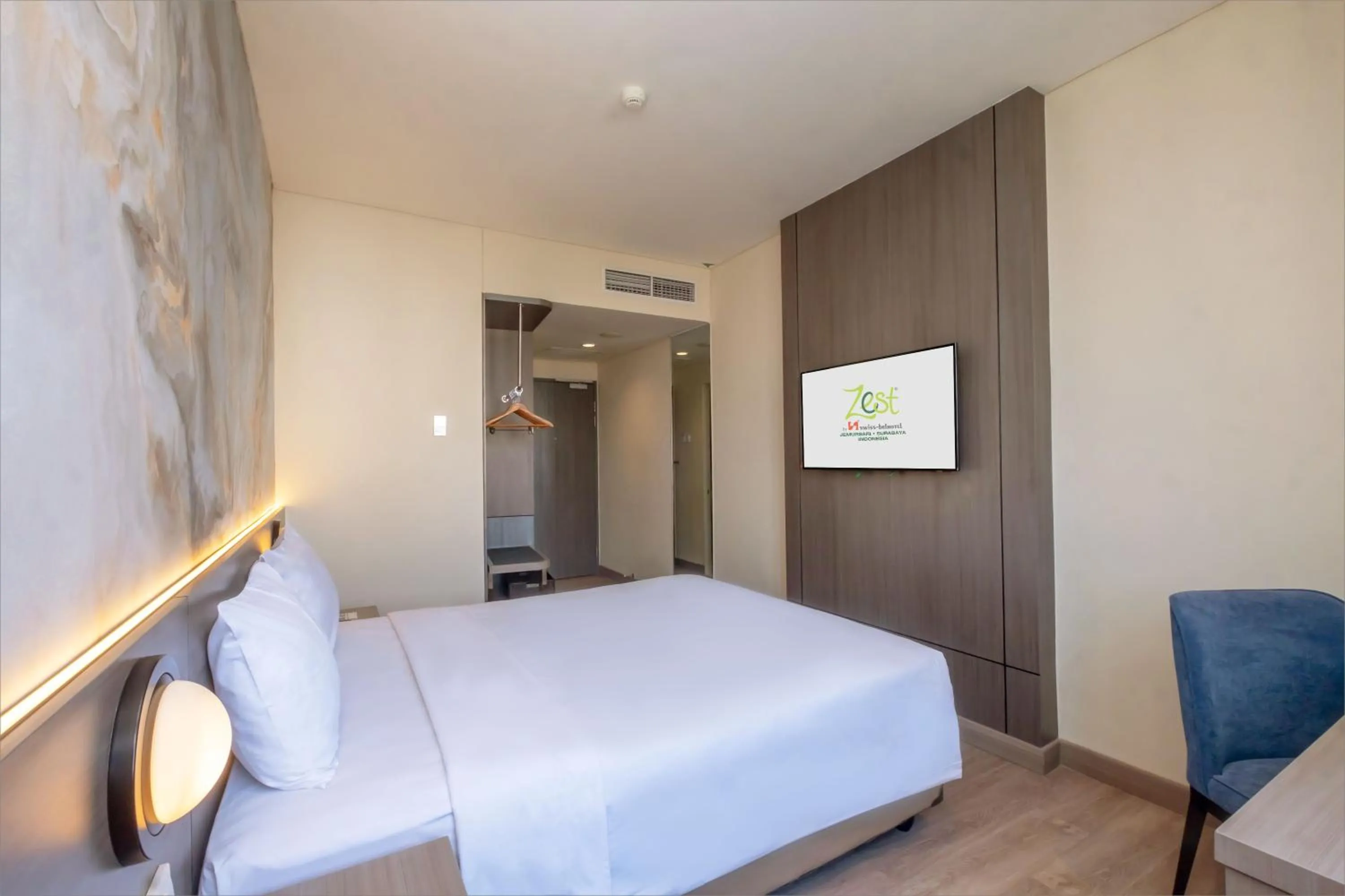 Bed in Zest Jemursari by Swiss-Belhotel International