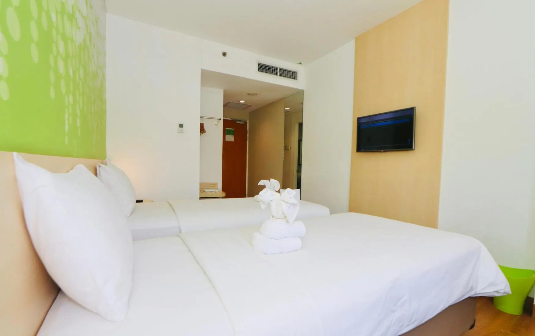Bed in Zest Jemursari by Swiss-Belhotel International