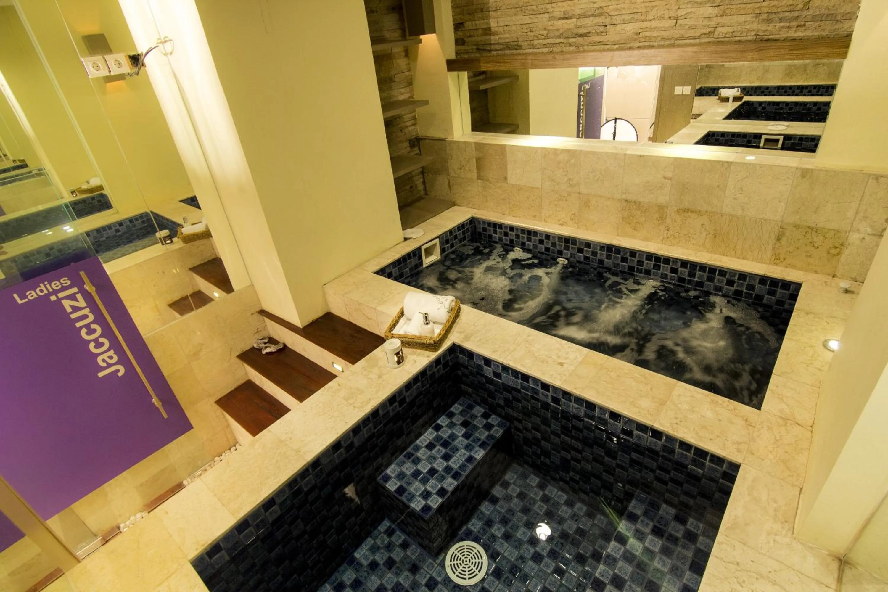 Hot Tub in Ijen Suites Resort & Convention