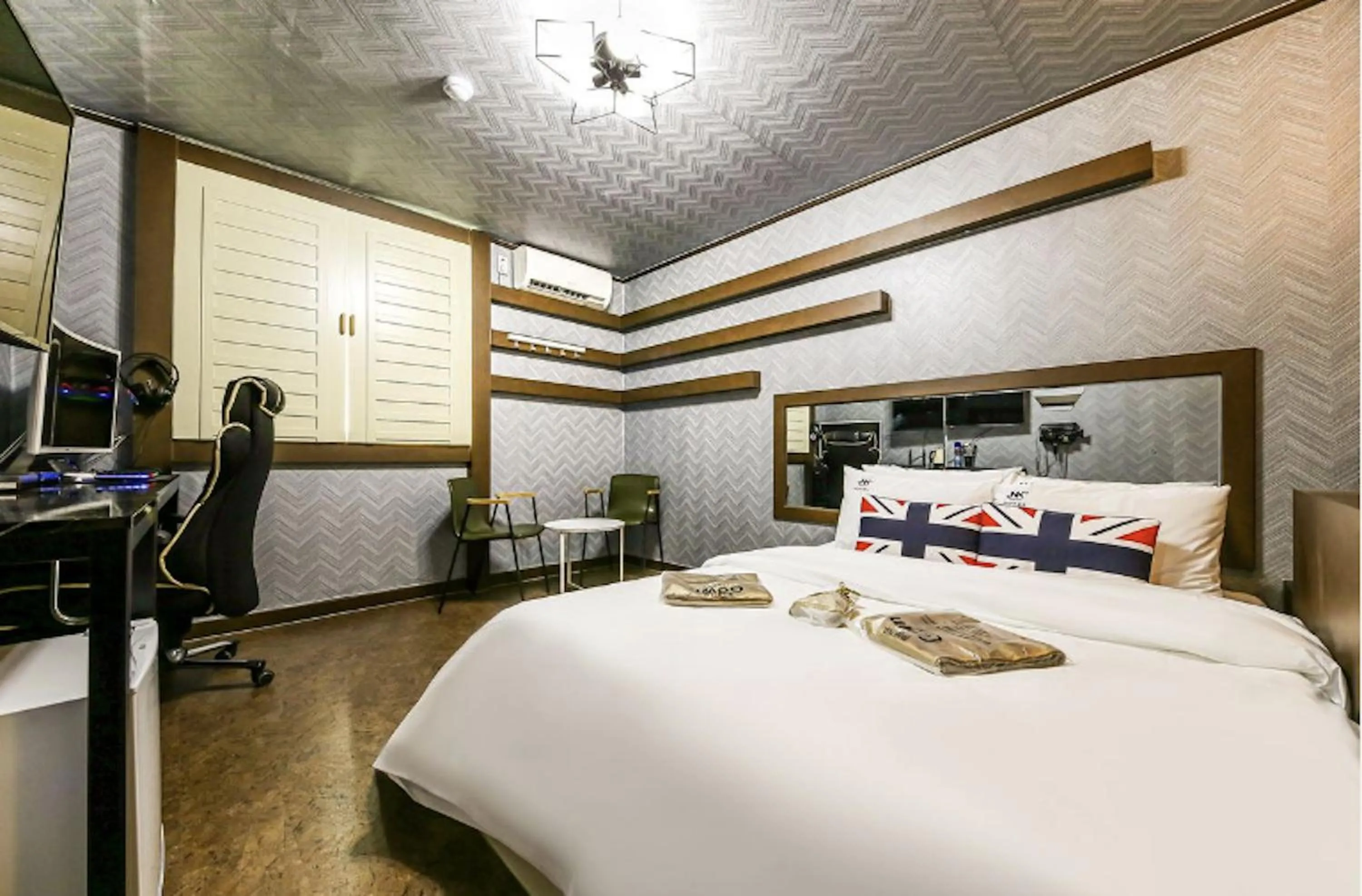 Bed in Daejeon Yongmun JNK Classic Hotel