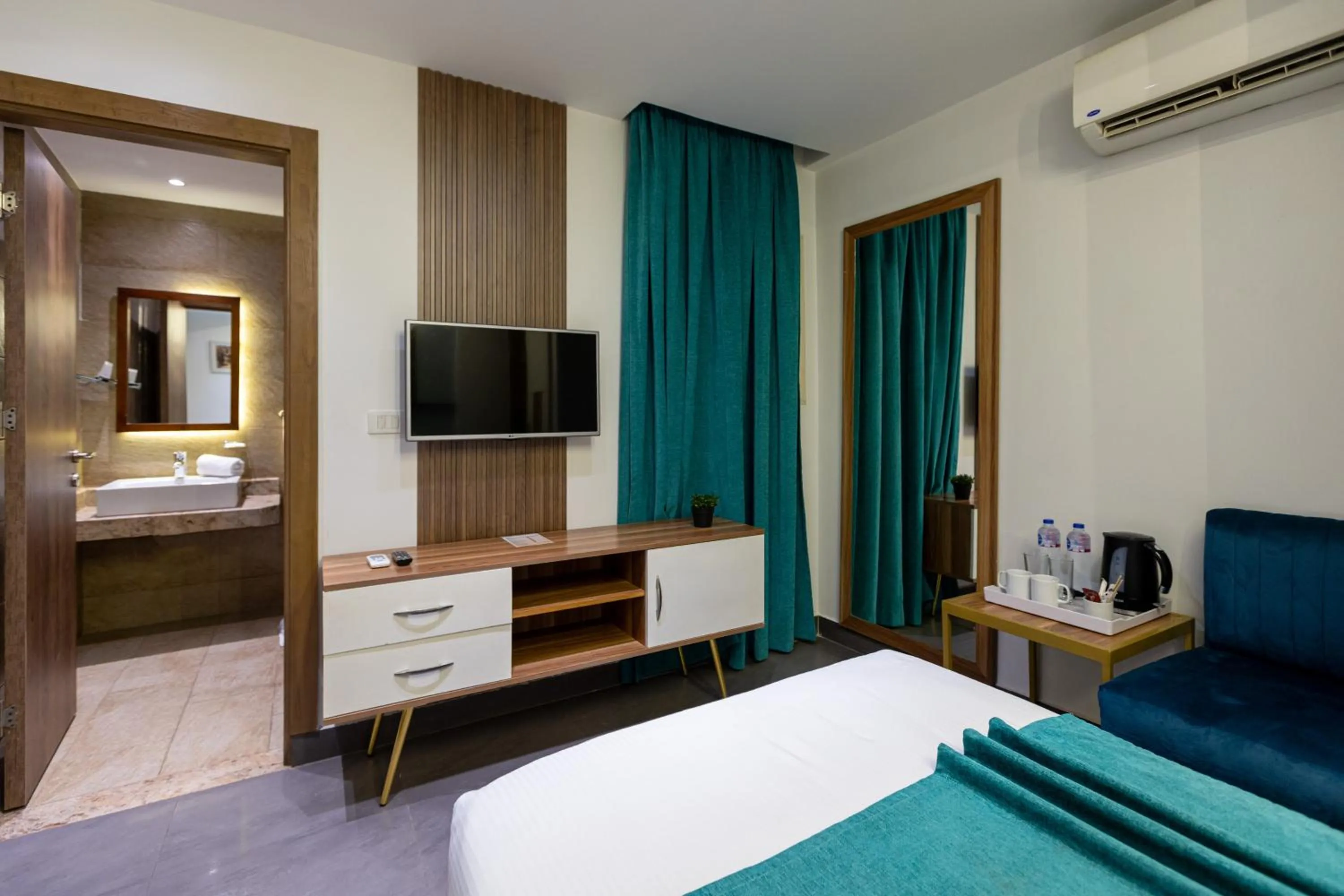 Bathroom, Bed in Pyramids Yard Hotel