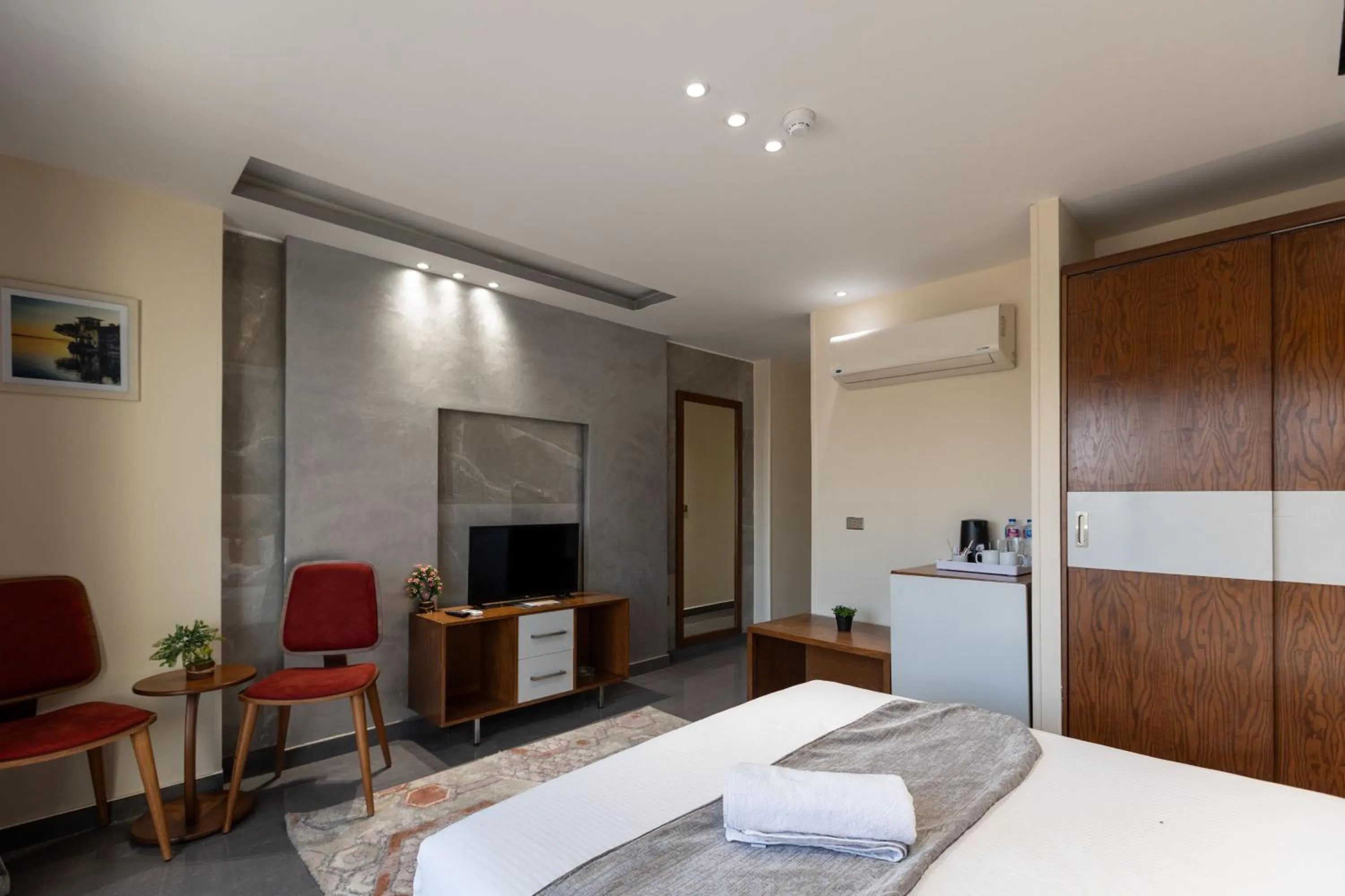 Photo of the whole room, Bed in Pyramids Yard Hotel