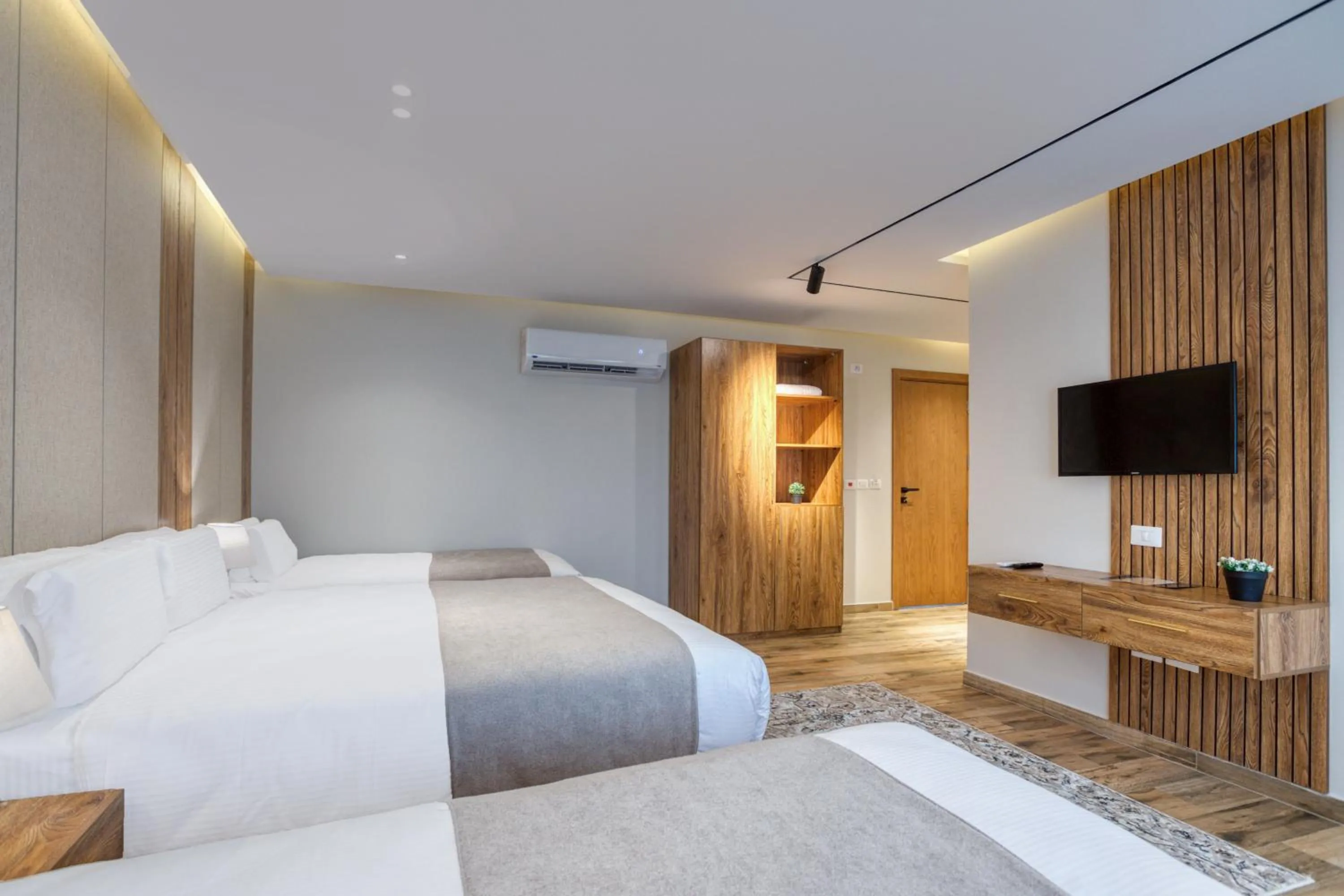 Communal lounge/ TV room, Bed in Pyramids Yard Hotel