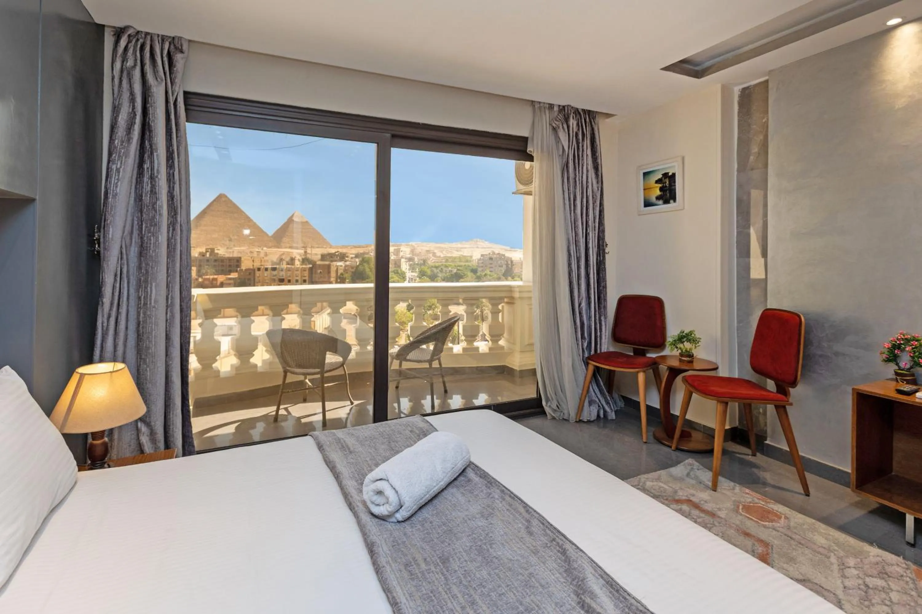 Balcony/Terrace, Bed in Pyramids Yard Hotel