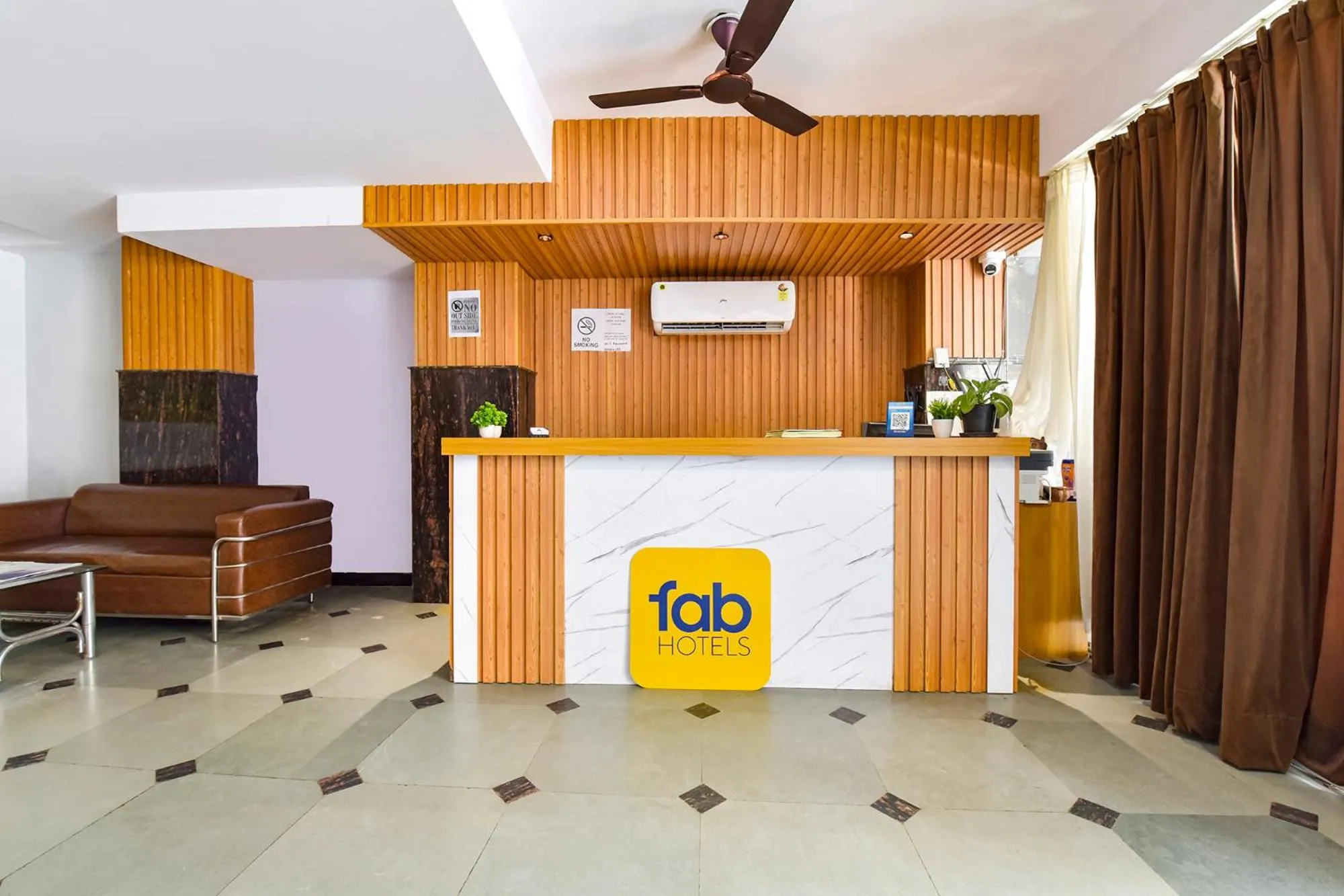 Lobby or reception in FabHotel Pink Palace Raja Park