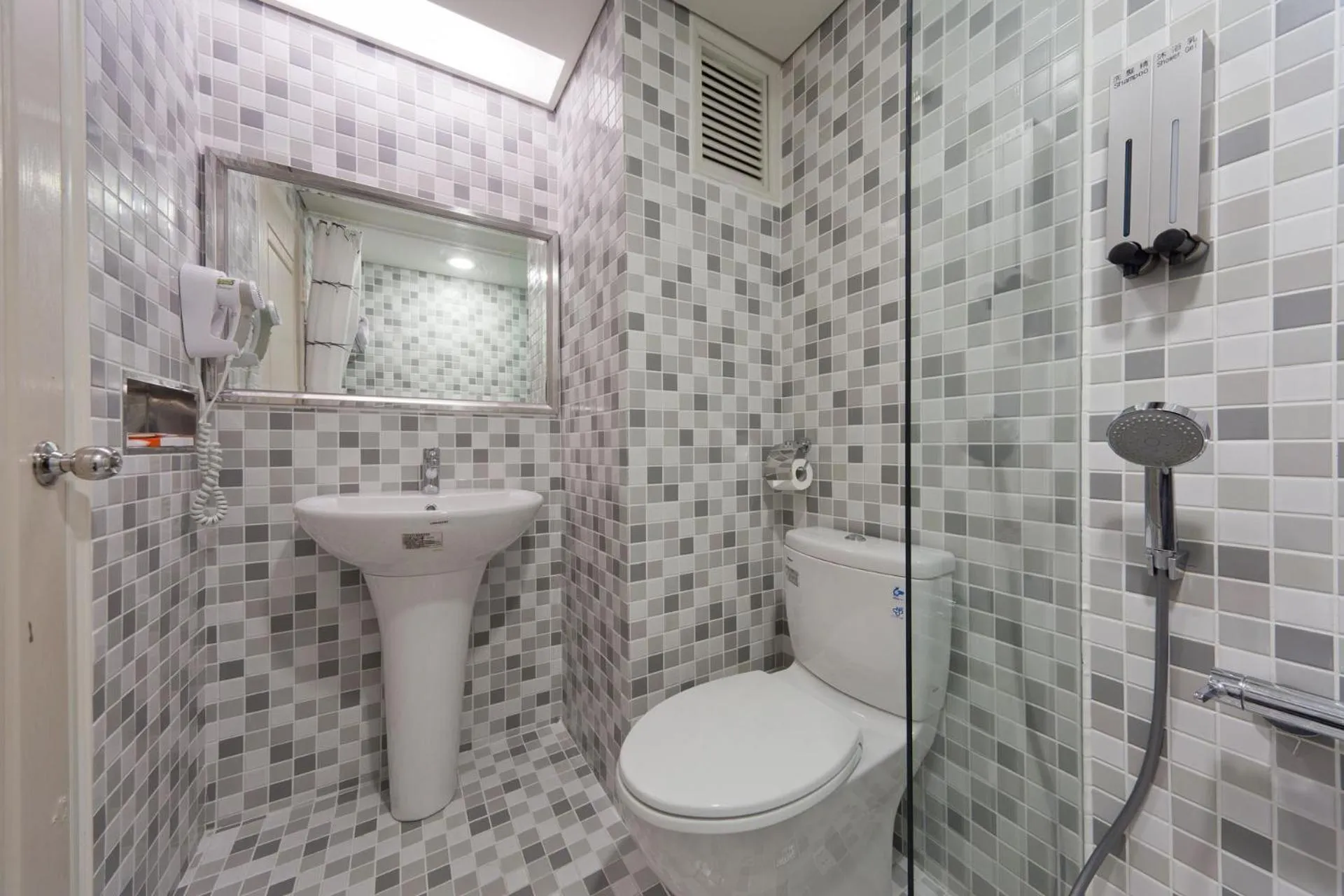 Shower in Harbor View Hotel