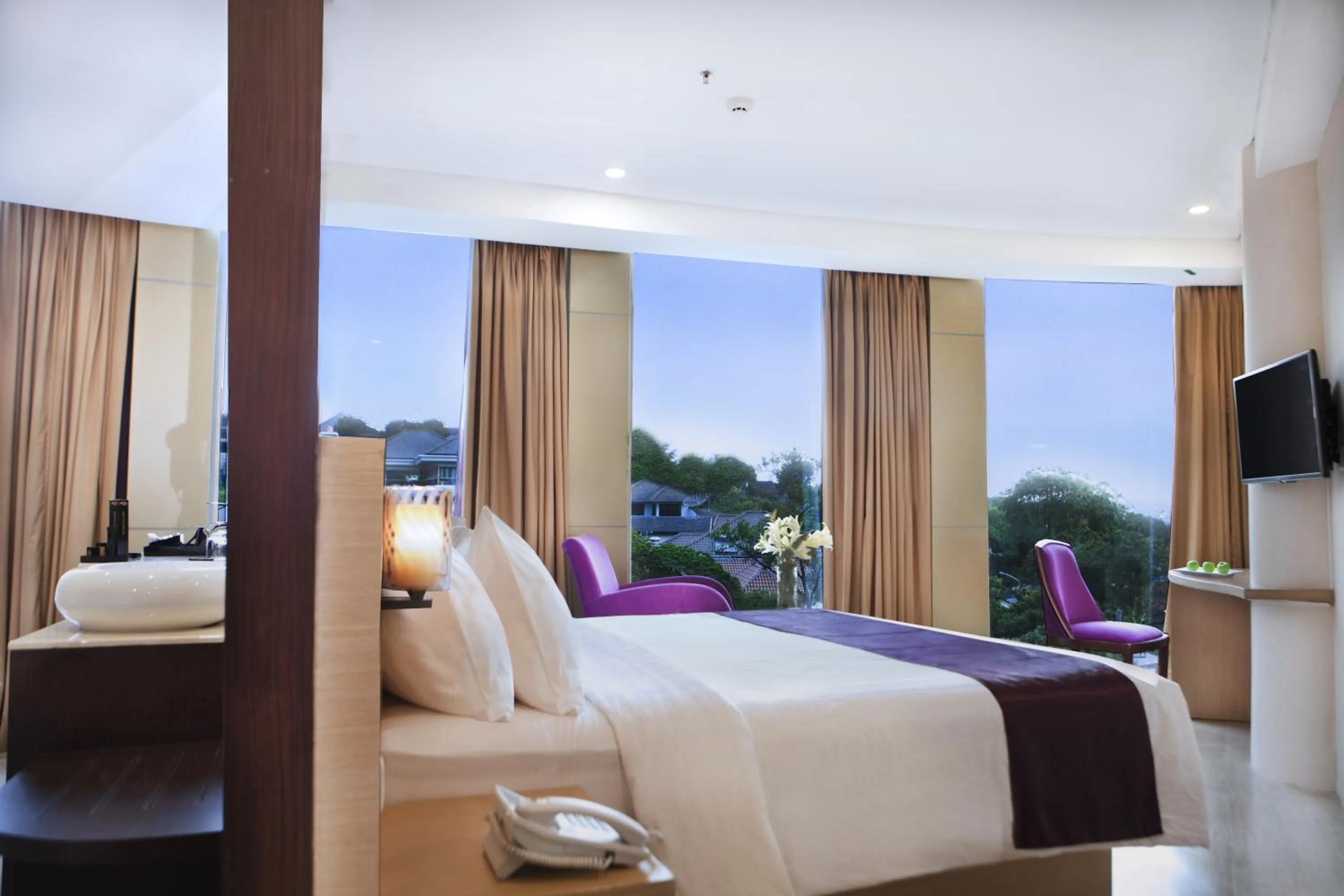Bedroom, Bed in Grand Edge Hotel Semarang
