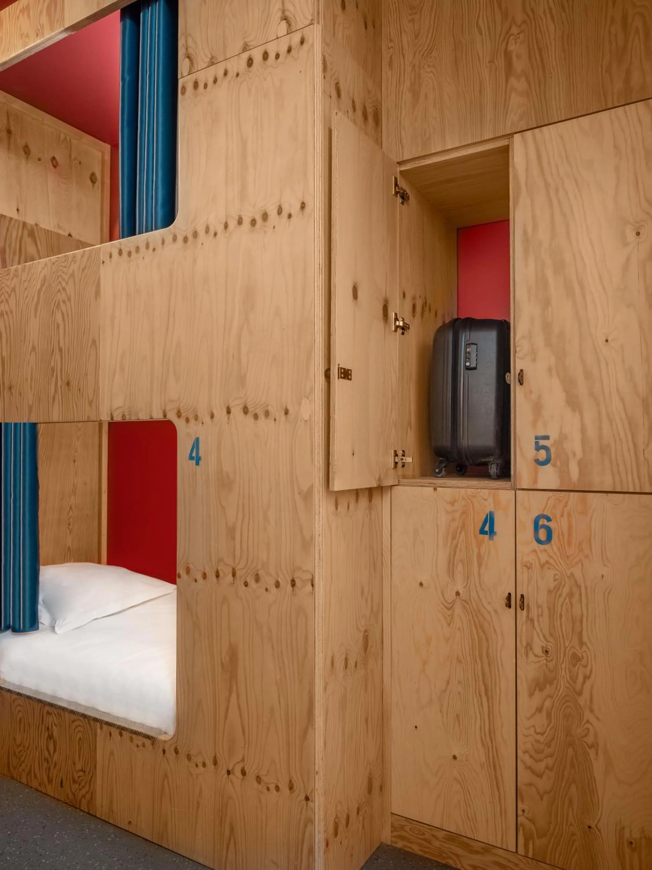 locker, Bed in Eklo Hotels Nantes Centre - Île de Nantes
