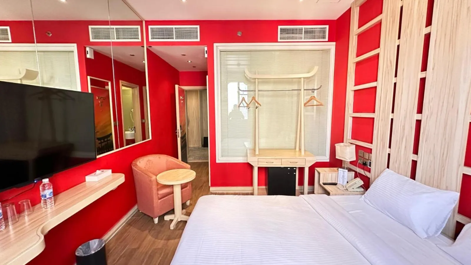 Photo of the whole room, Bed in Reflections Hotel