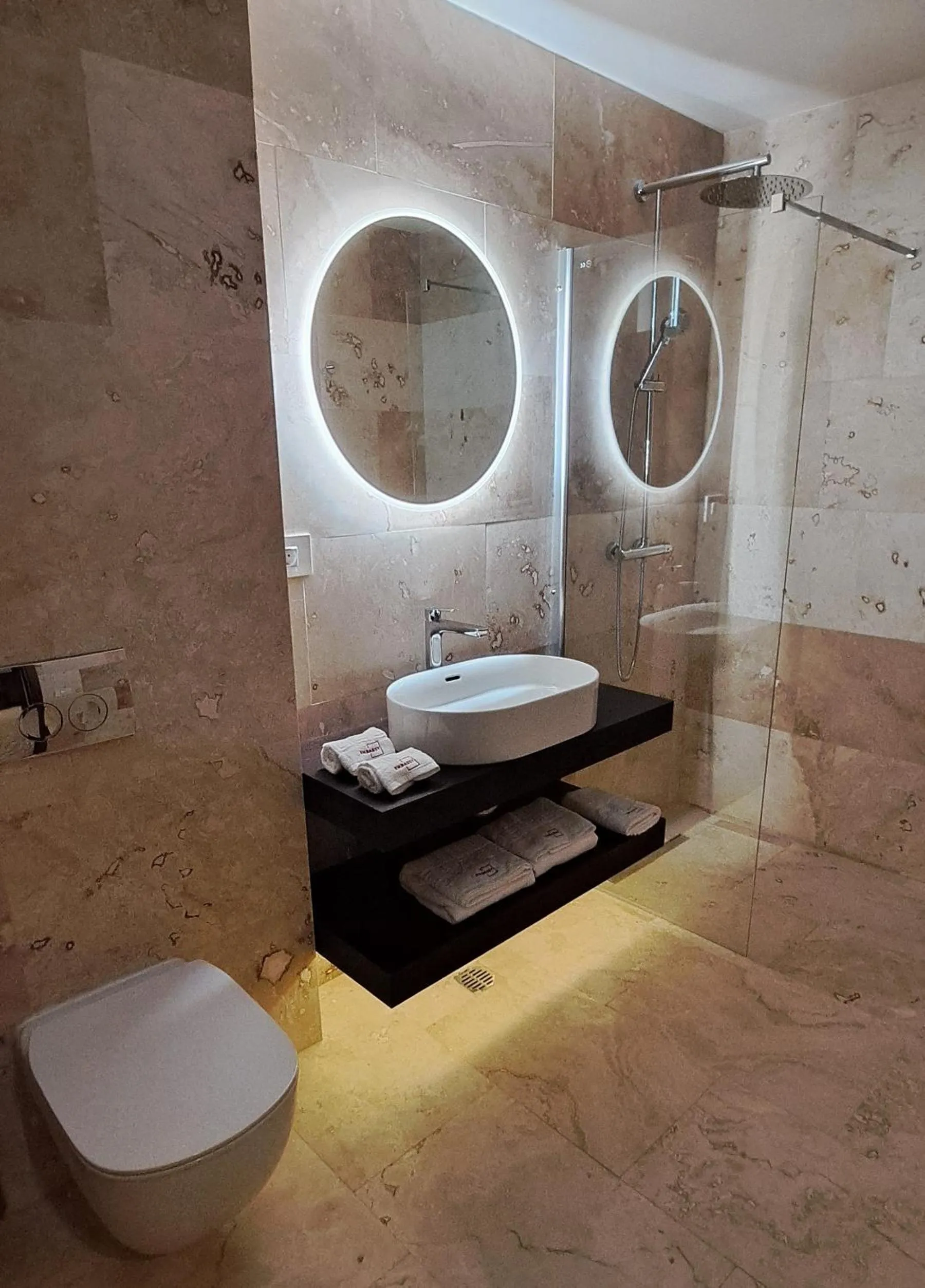 Shower in Embassy Romana