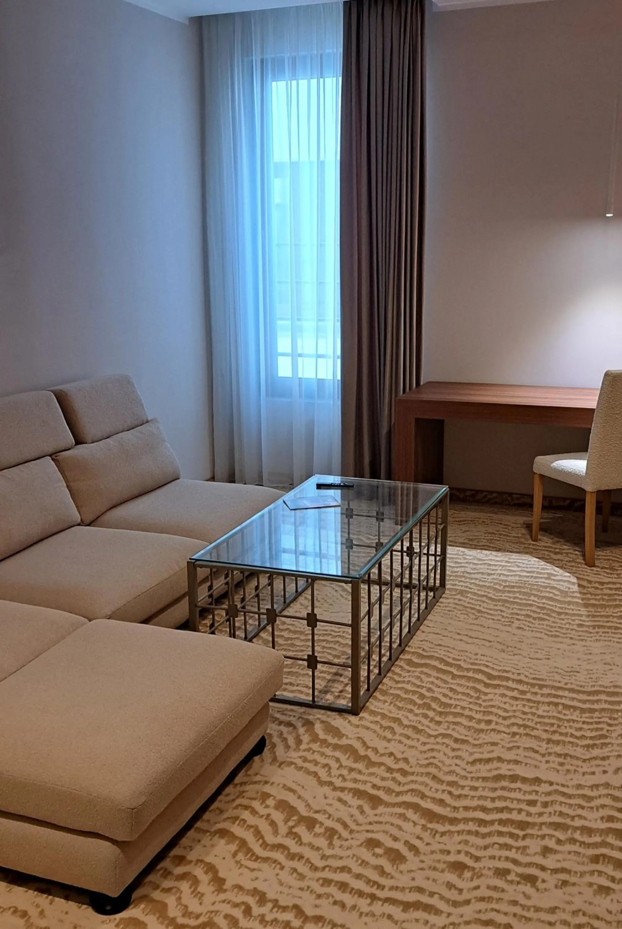 Living room, Bed in Embassy Romana