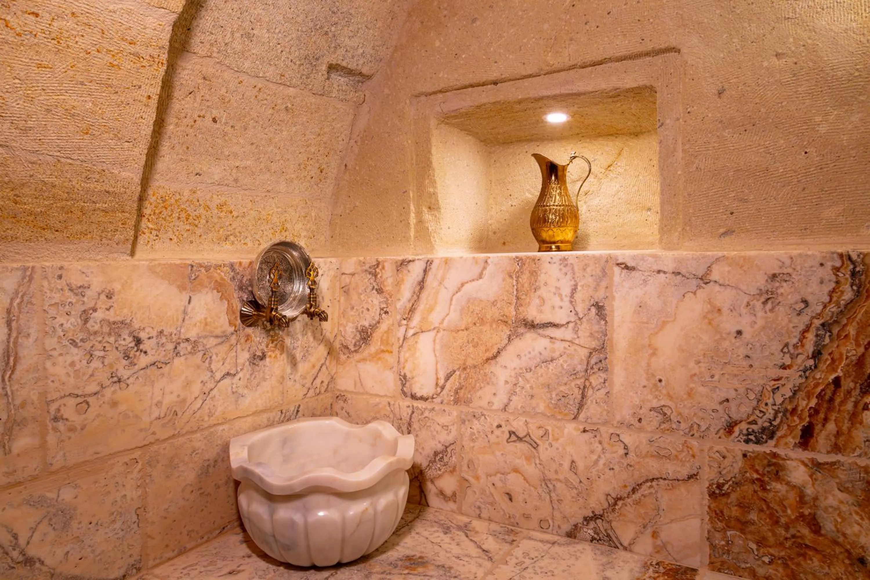 Public Bath in Lagoon Cave Suites