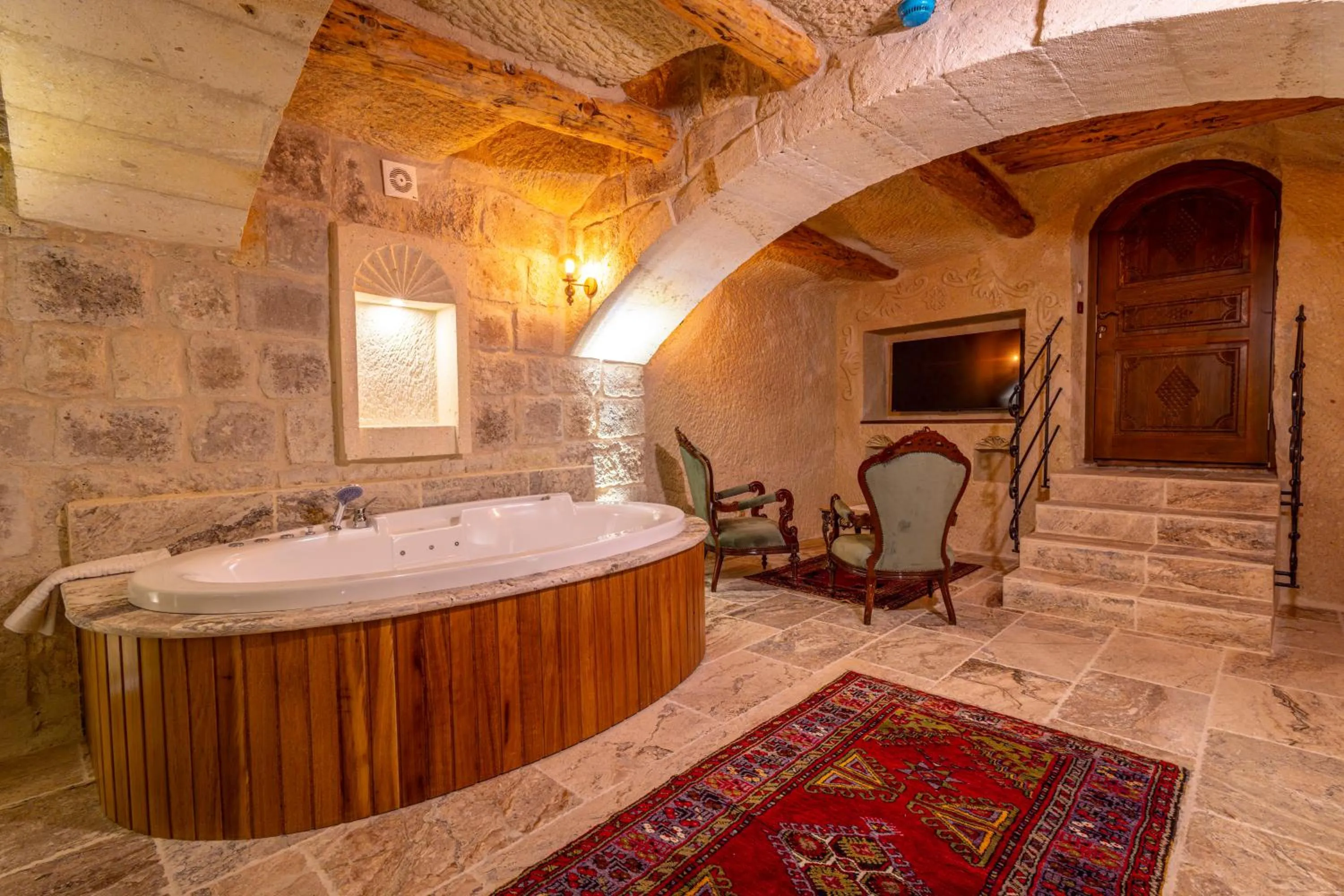 Hot Tub in Lagoon Cave Suites