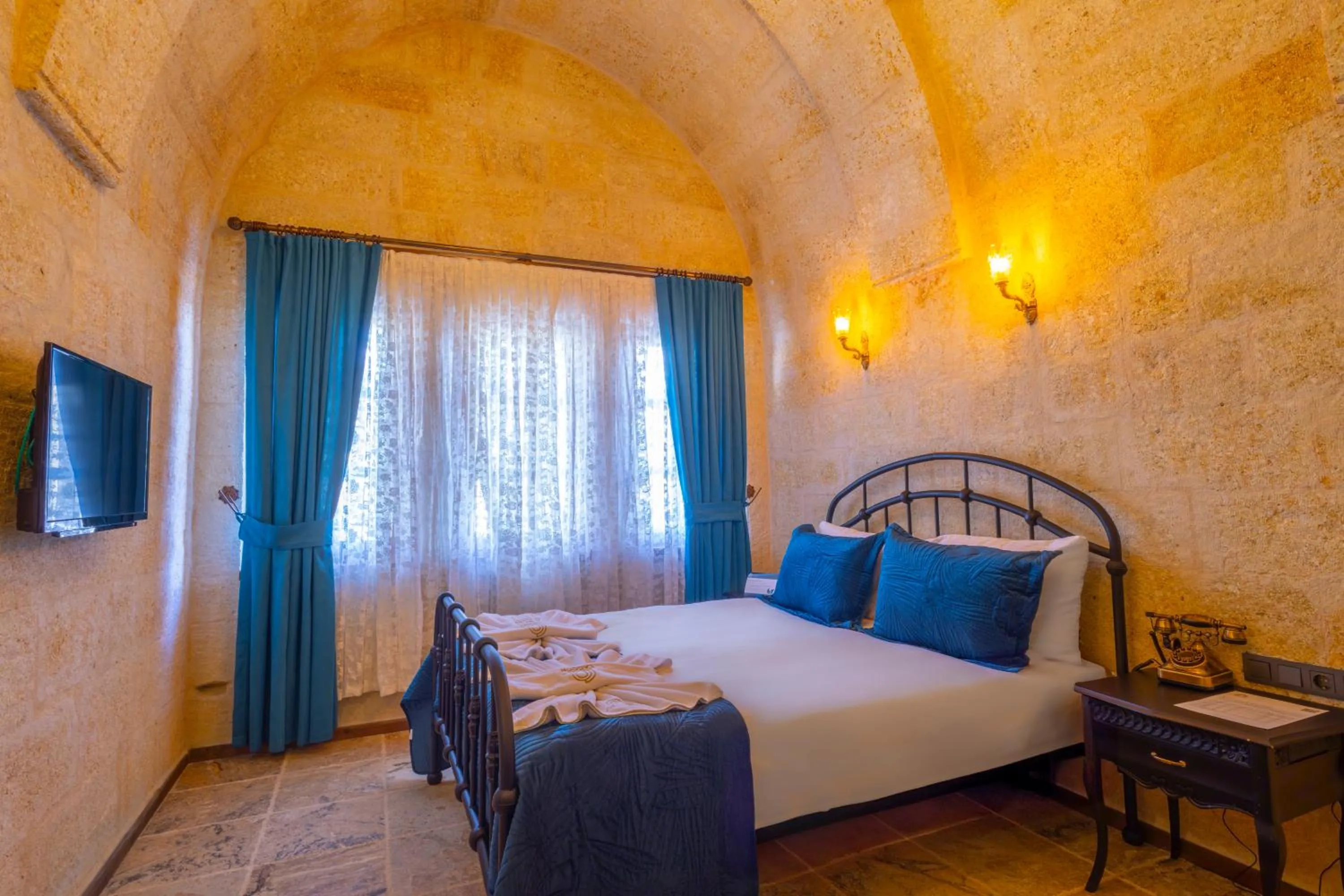 Photo of the whole room, Bed in Lagoon Cave Suites