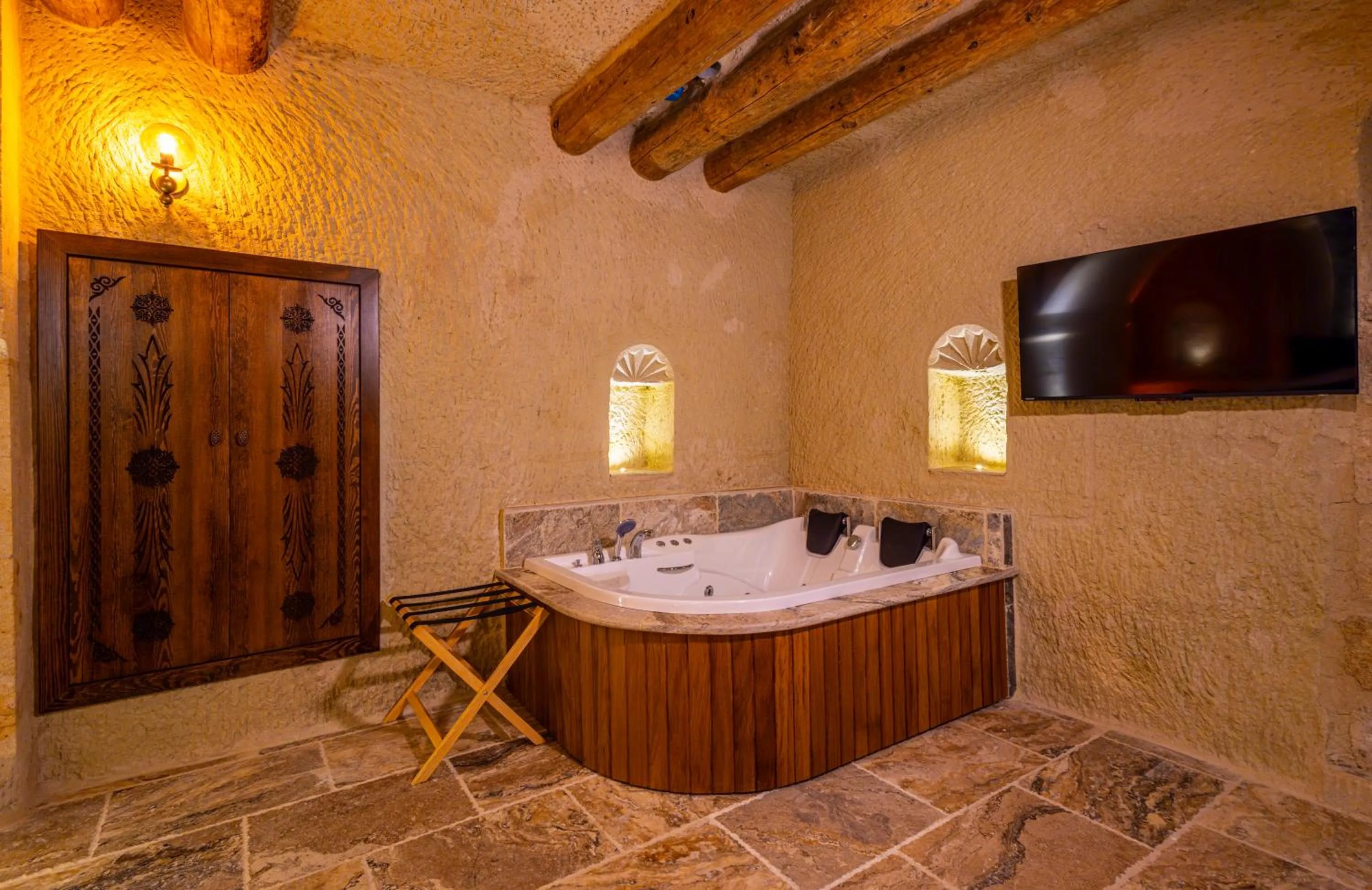 Hot Tub in Lagoon Cave Suites