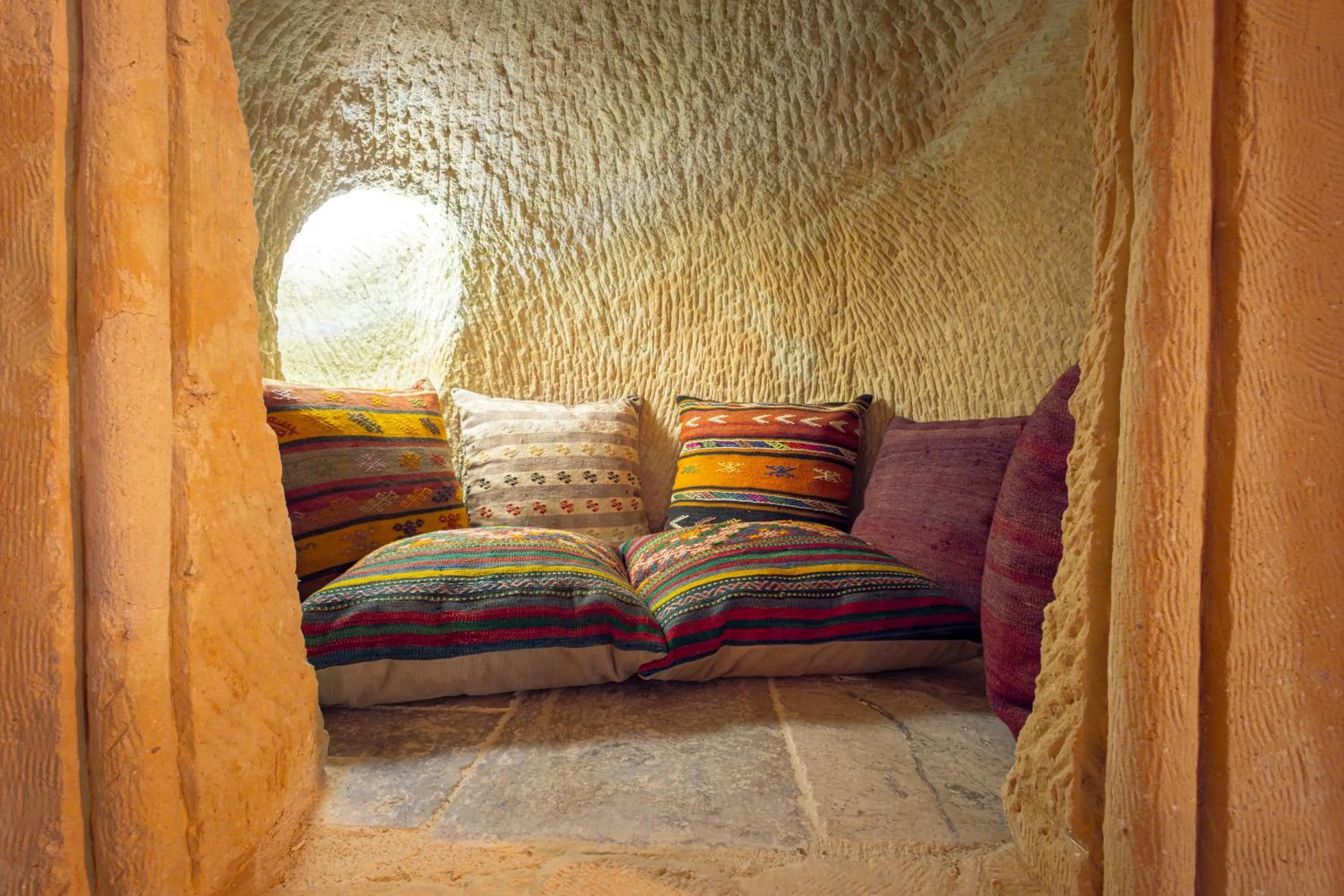 Seating area, Bed in Lagoon Cave Suites