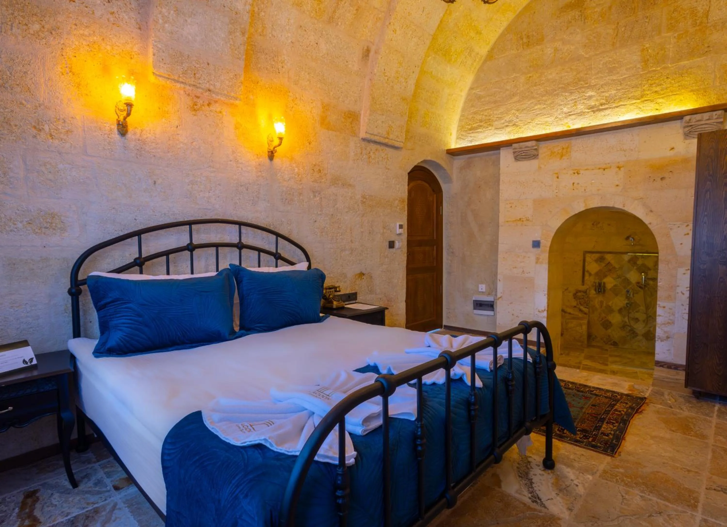 Photo of the whole room, Bed in Lagoon Cave Suites