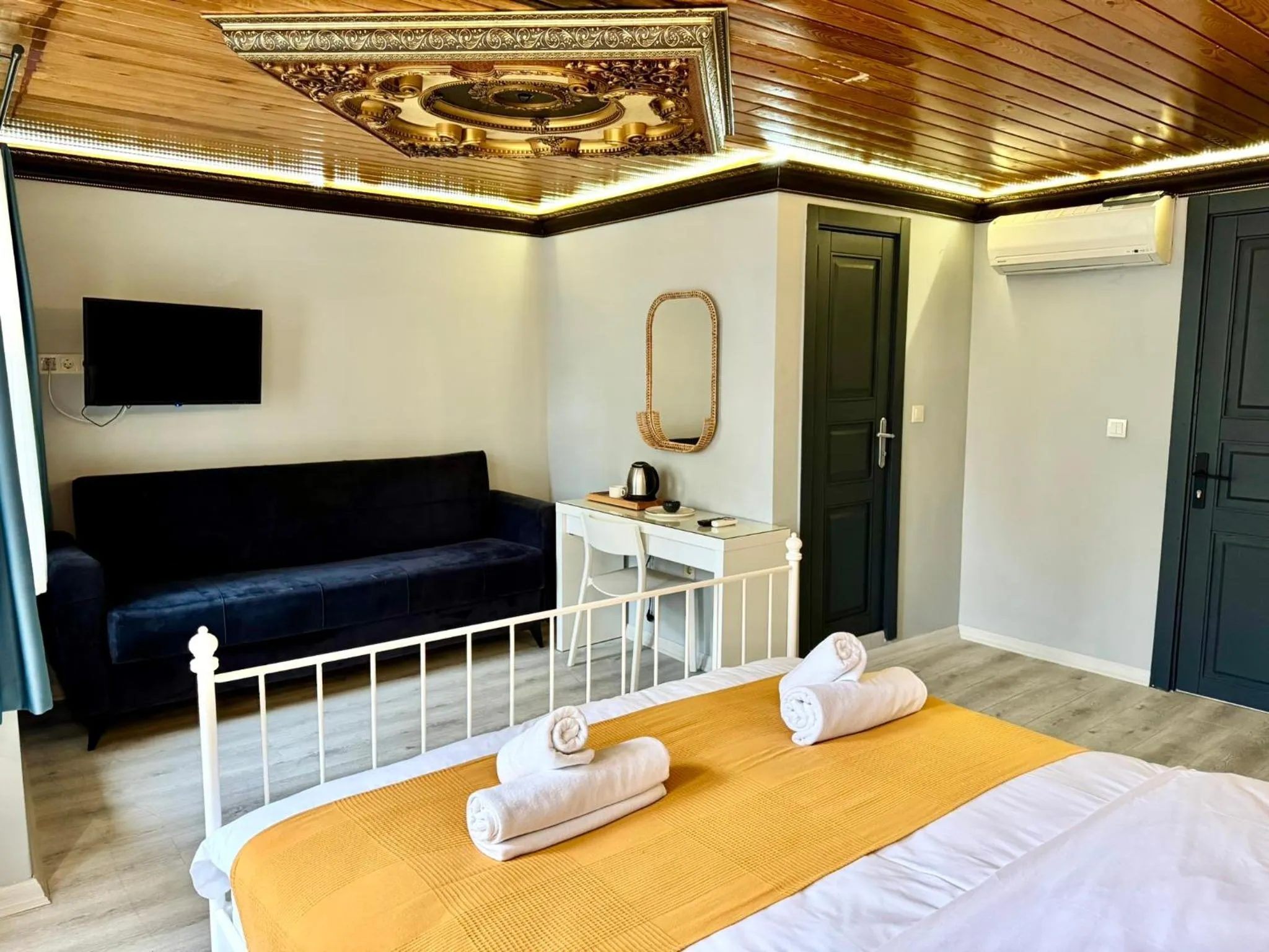 Bedroom, Bed in White Inn Taksim