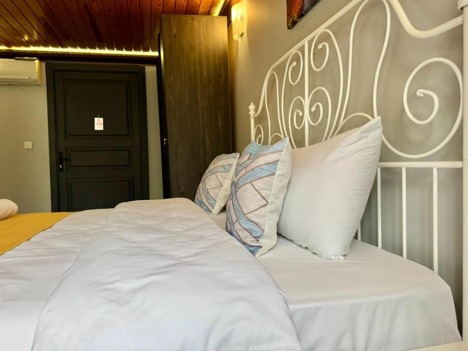 Bed in White Inn Taksim