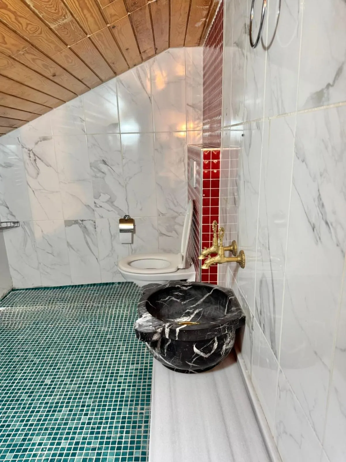 Shower in White Inn Taksim