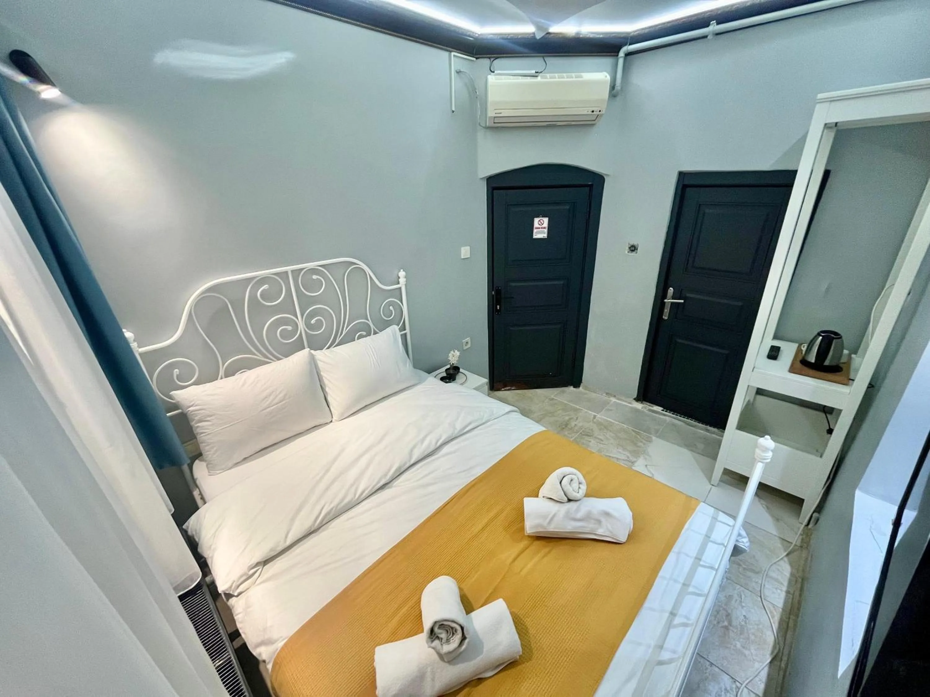 Bed in White Inn Taksim